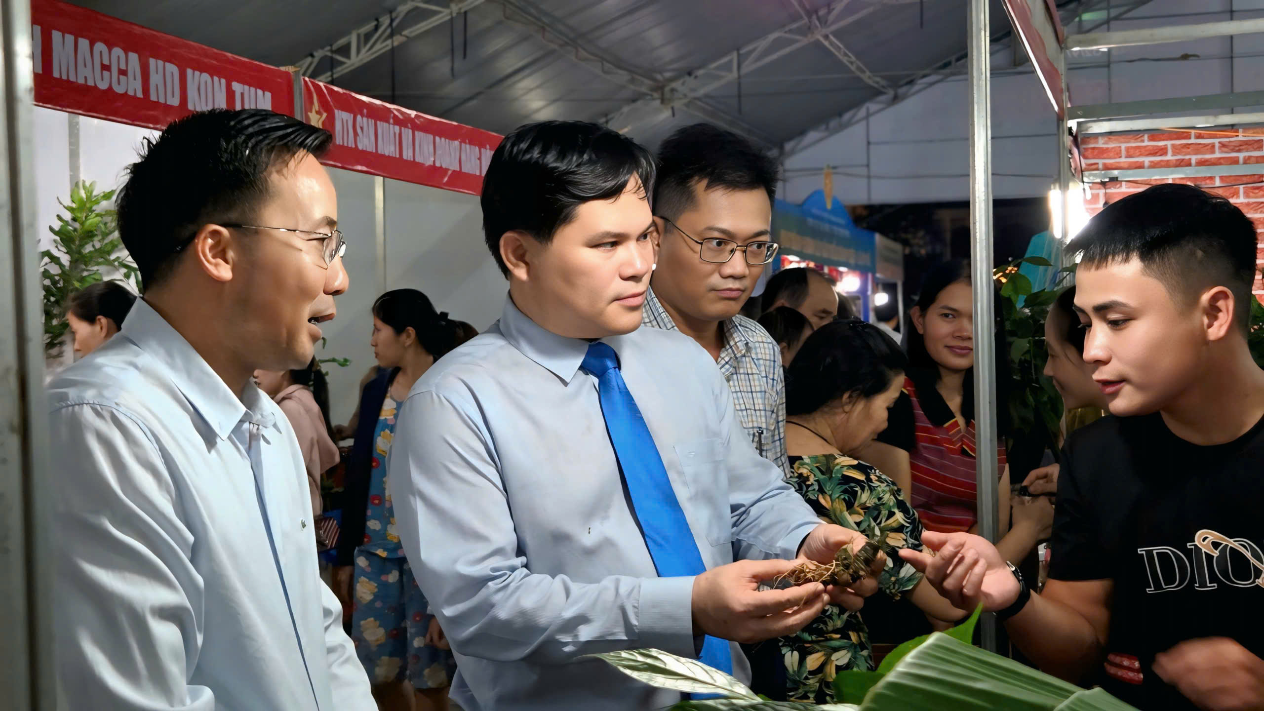 Sản phẩm đặc trưng rừng – biển thu hút người dân và du khách mua sắm - ảnh 7