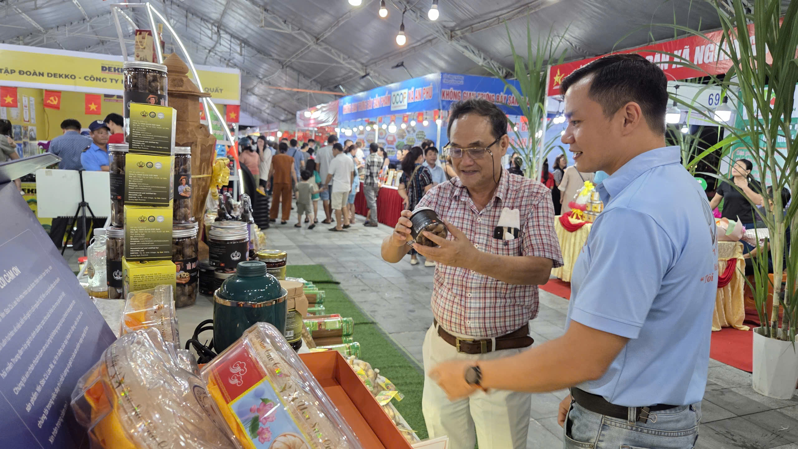 Sản phẩm đặc trưng rừng – biển thu hút người dân và du khách mua sắm - ảnh 5