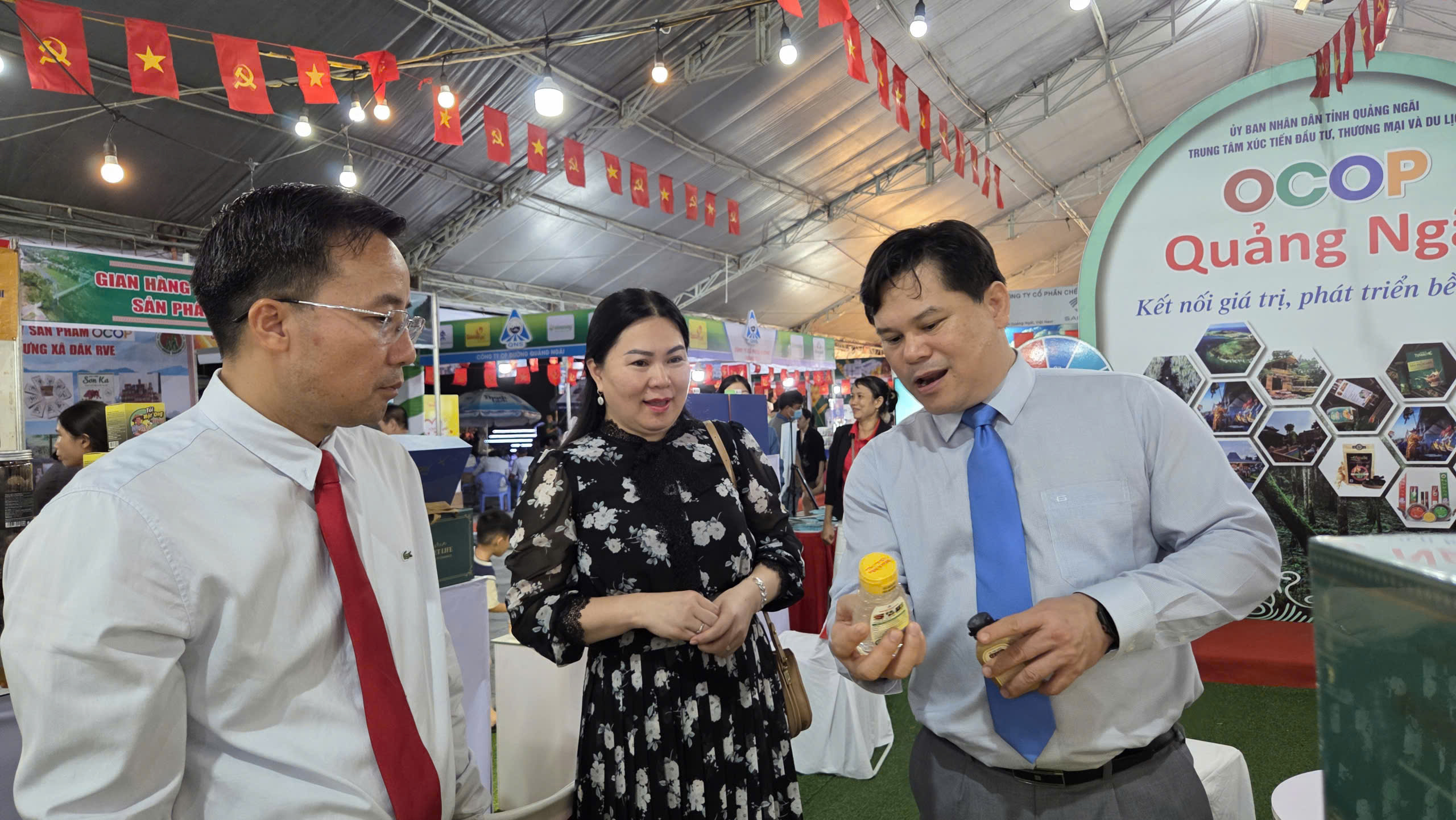 Sản phẩm đặc trưng rừng – biển thu hút người dân và du khách mua sắm - ảnh 2