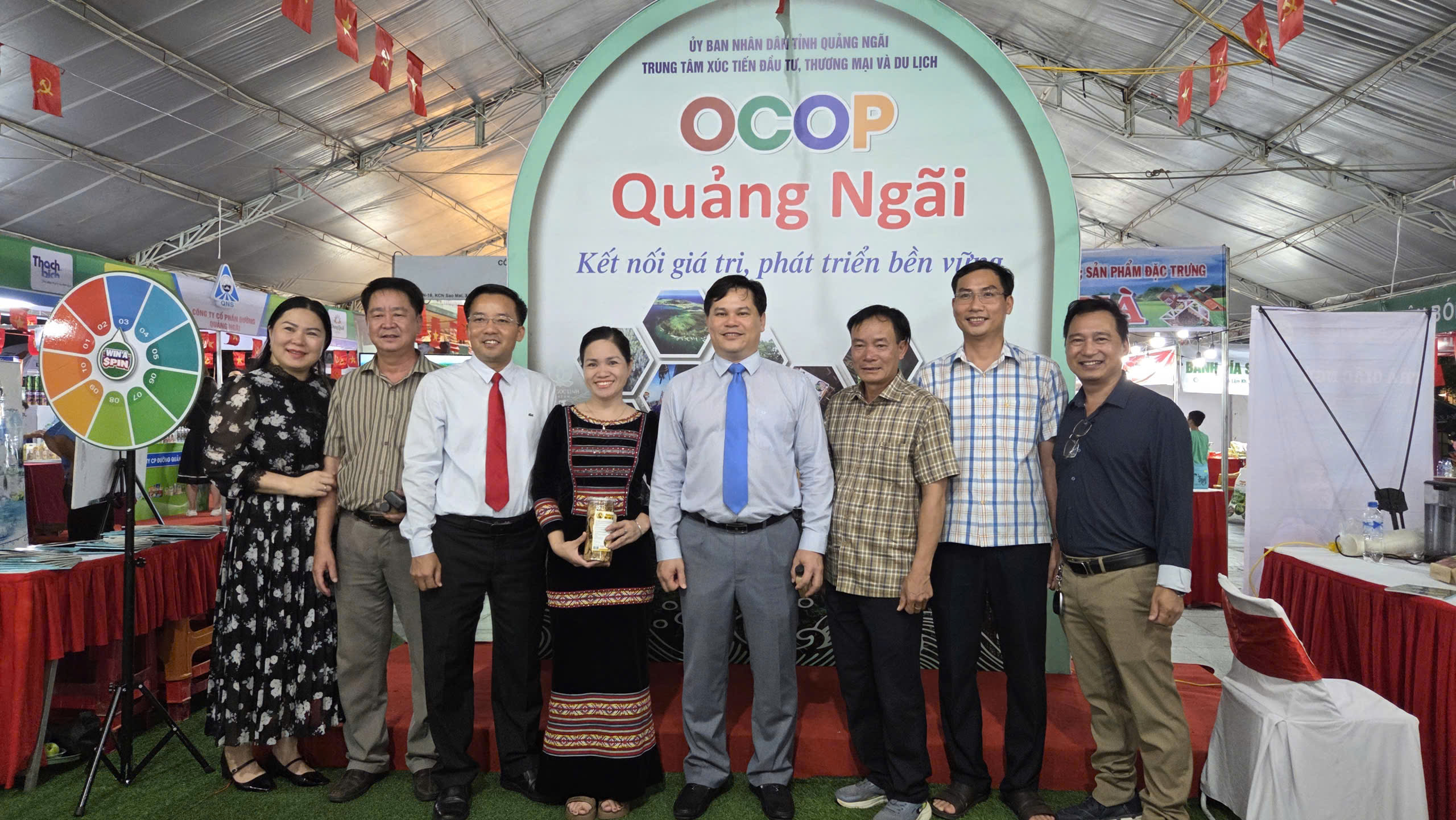 Sản phẩm đặc trưng rừng – biển thu hút người dân và du khách mua sắm - ảnh 11