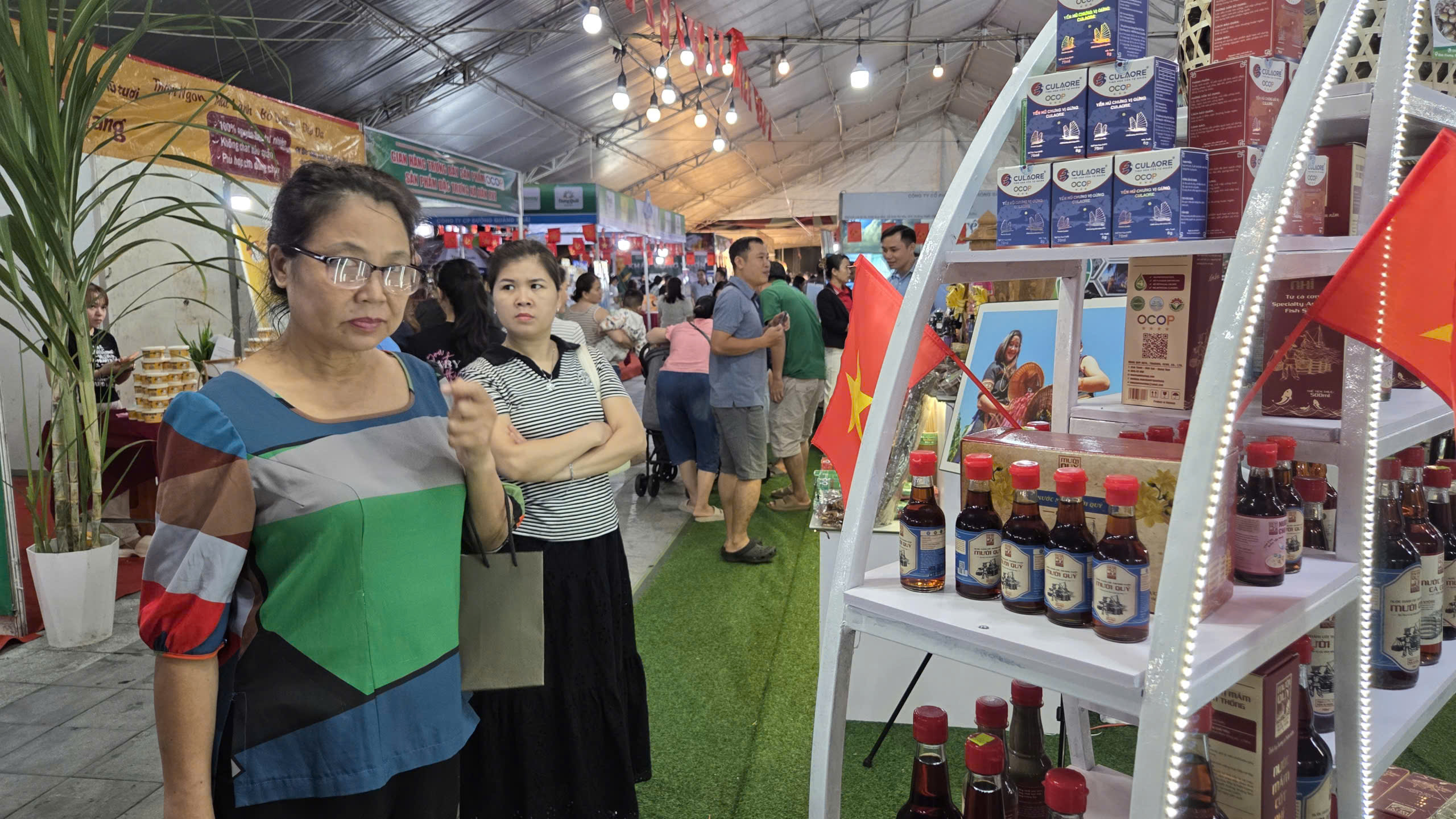 Sản phẩm đặc trưng rừng – biển thu hút người dân và du khách mua sắm - ảnh 9