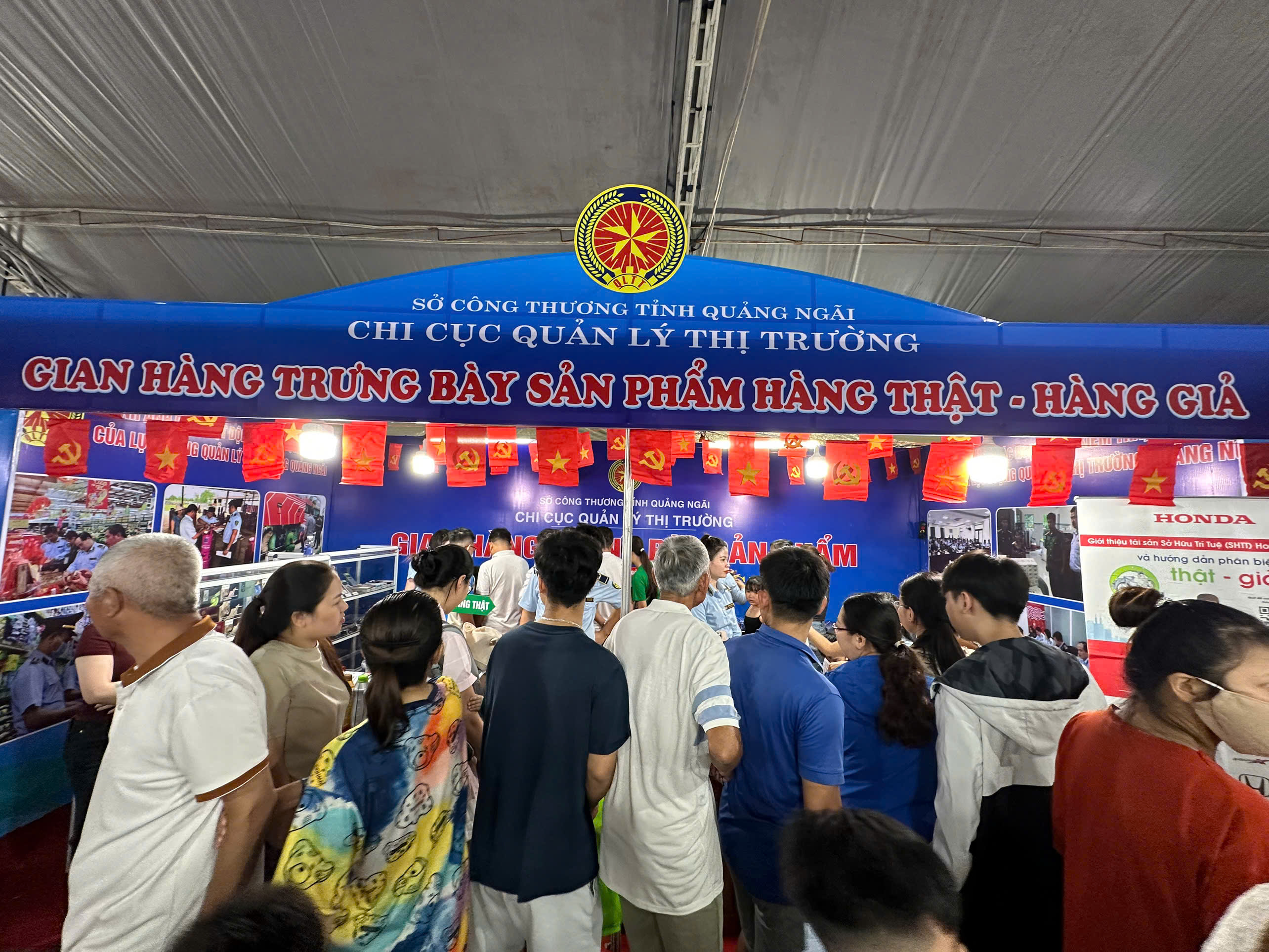 Sản phẩm đặc trưng rừng – biển thu hút người dân và du khách mua sắm - ảnh 10