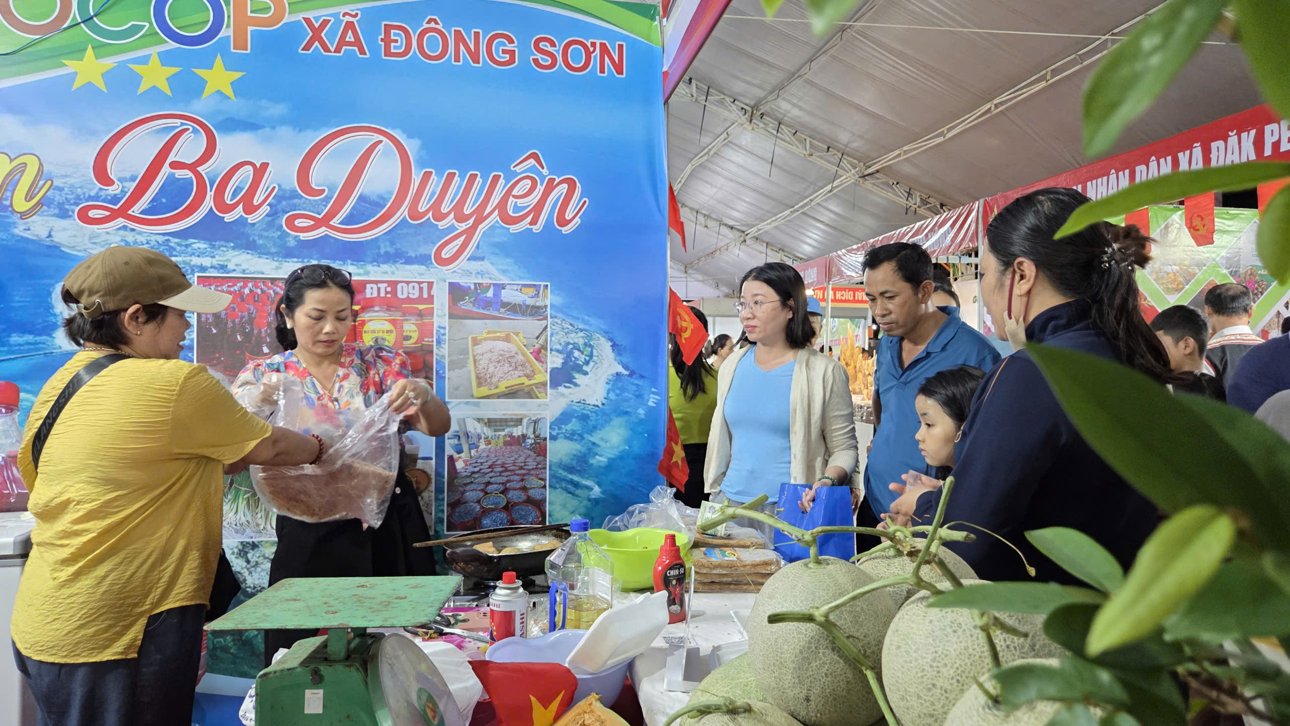 Sản phẩm đặc trưng rừng – biển thu hút người dân và du khách mua sắm - ảnh 8