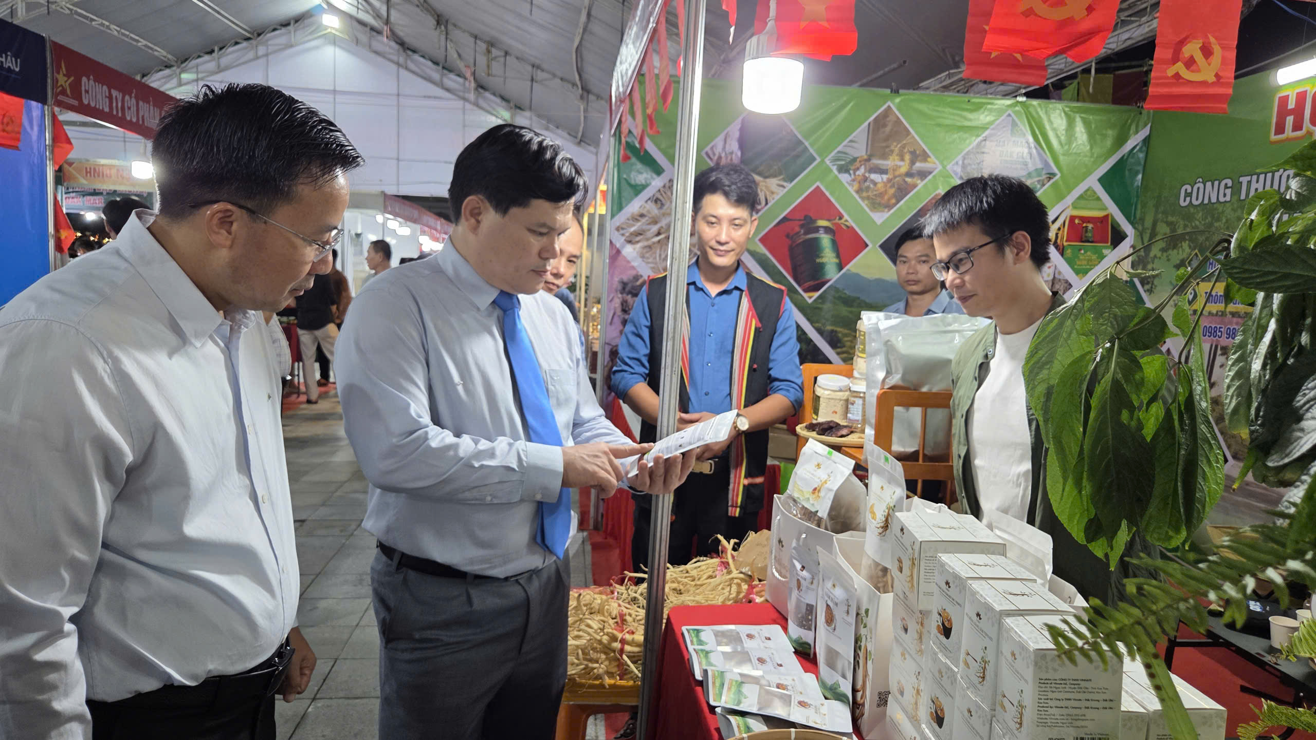 Sản phẩm đặc trưng rừng – biển thu hút người dân và du khách mua sắm - ảnh 4