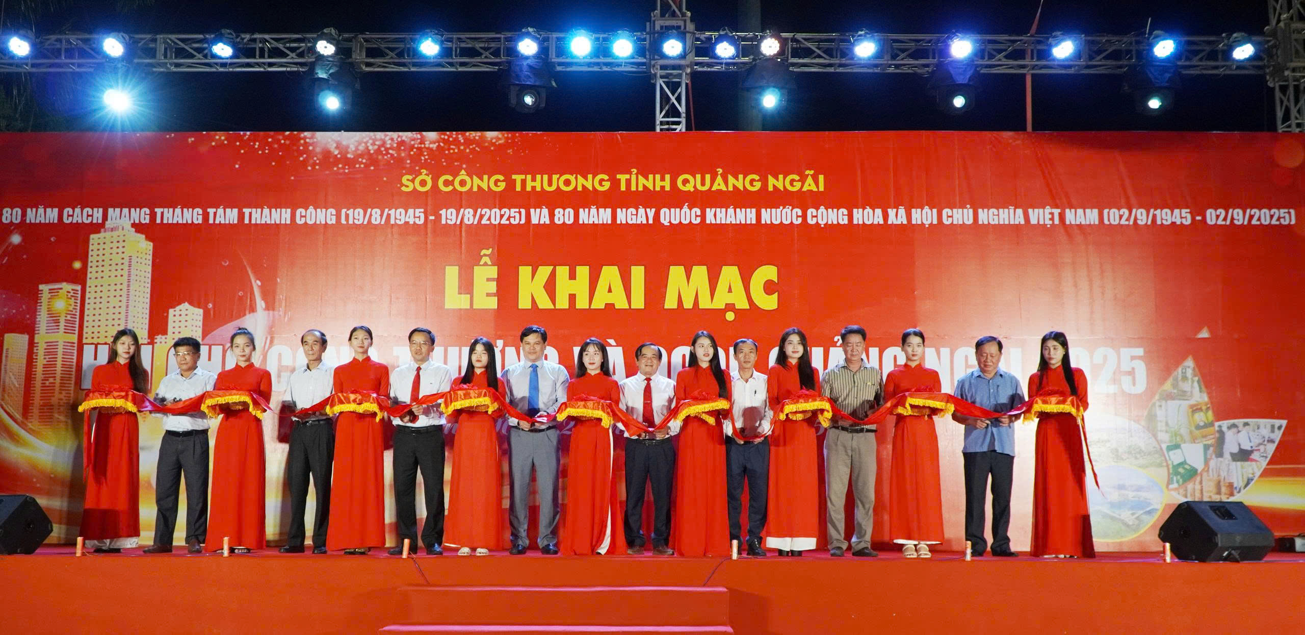 Sản phẩm đặc trưng rừng – biển thu hút người dân và du khách mua sắm - ảnh 1