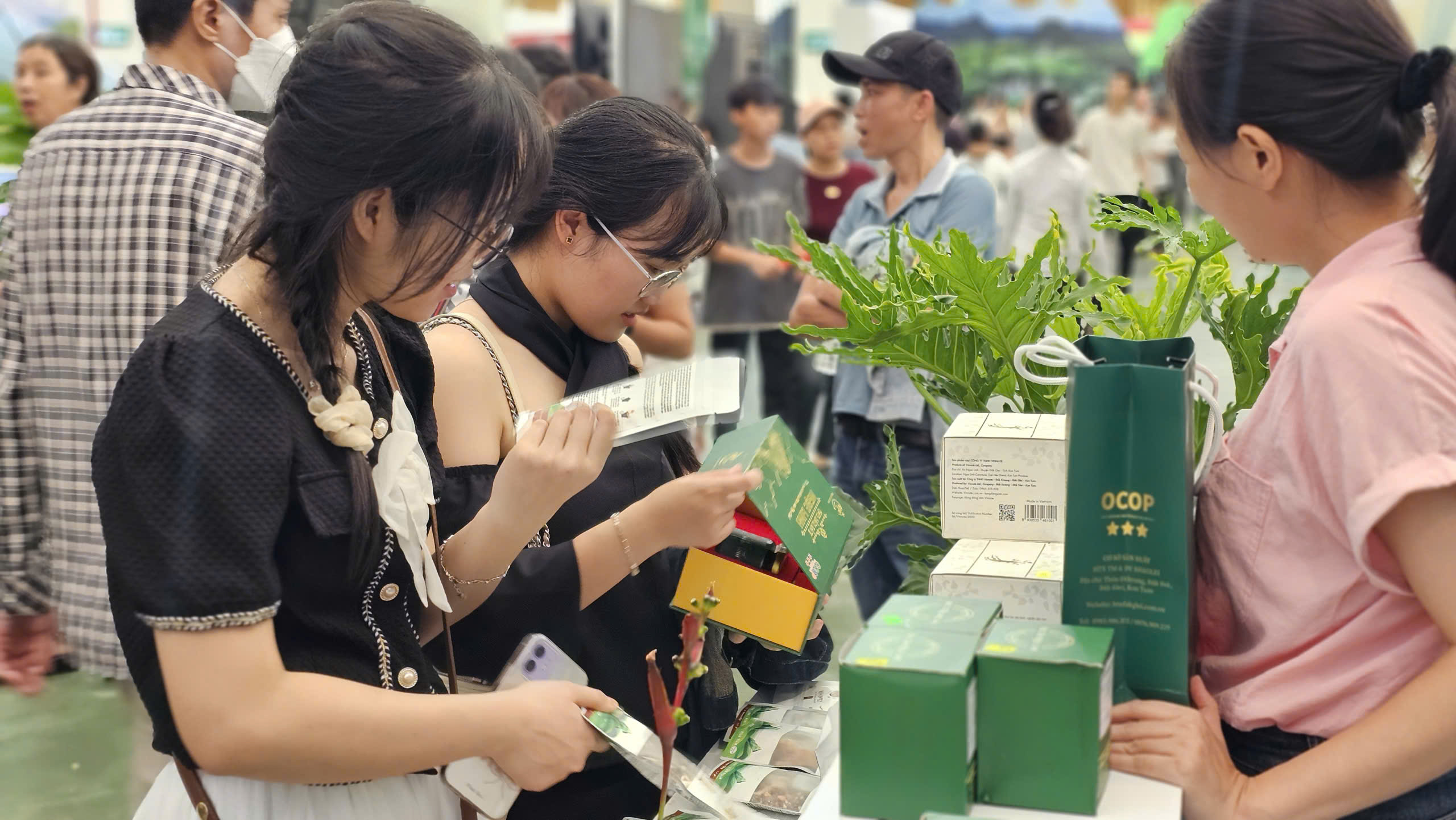 Gian trưng bày của Quảng Ngãi tại Triển lãm Thành tựu đất nước thu hút khách  - ảnh 4