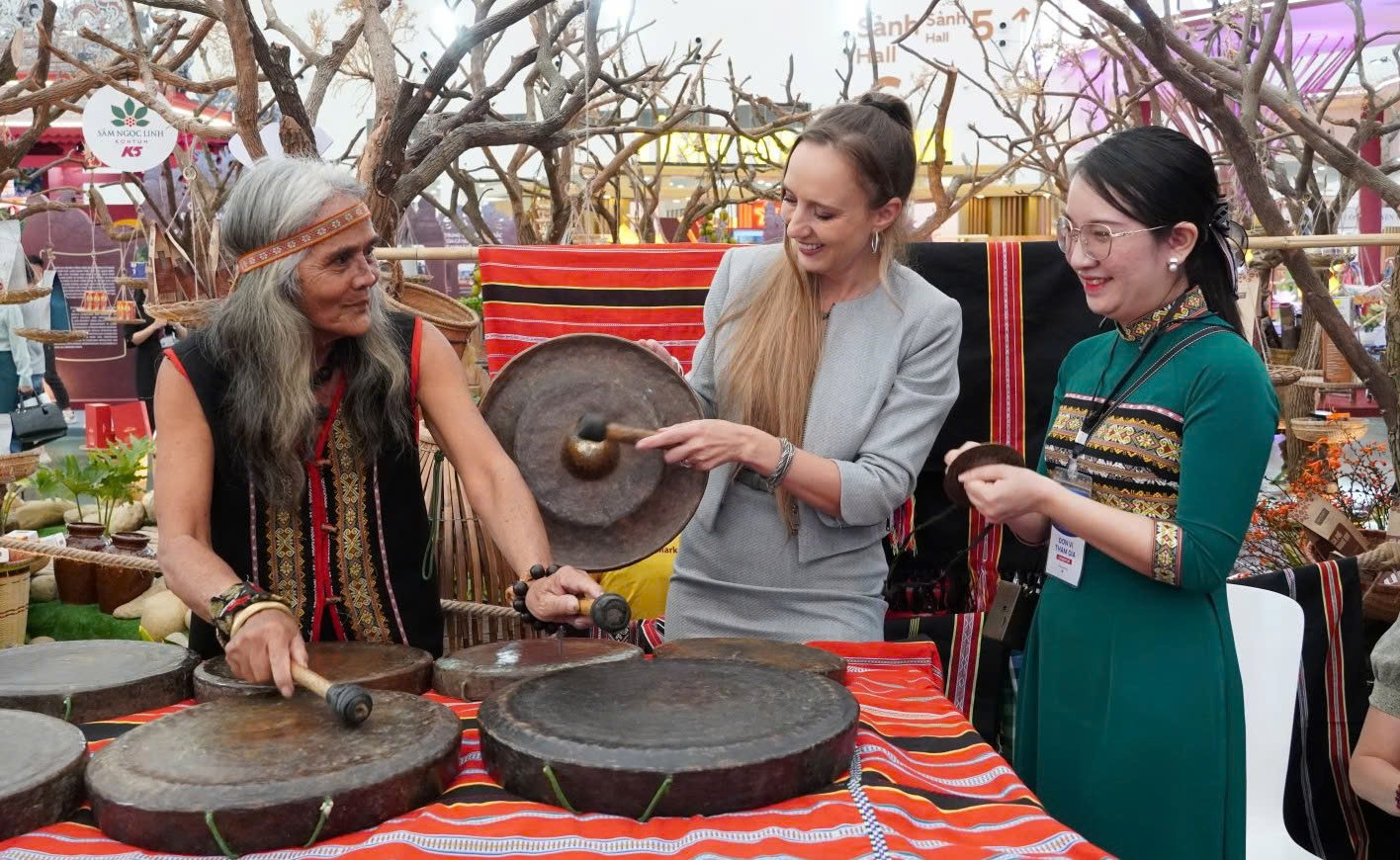 Gian trưng bày của Quảng Ngãi tại Triển lãm Thành tựu đất nước thu hút khách  - ảnh 9