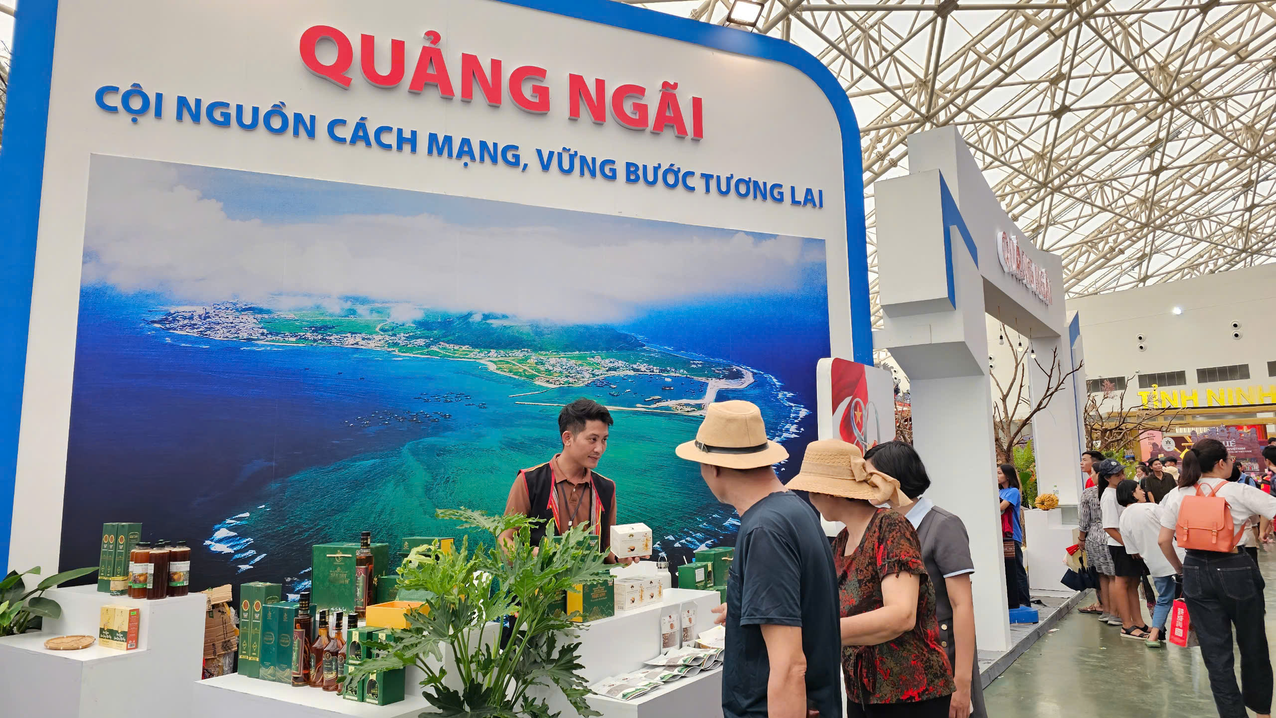 Gian trưng bày của Quảng Ngãi tại Triển lãm Thành tựu đất nước thu hút khách  - ảnh 3