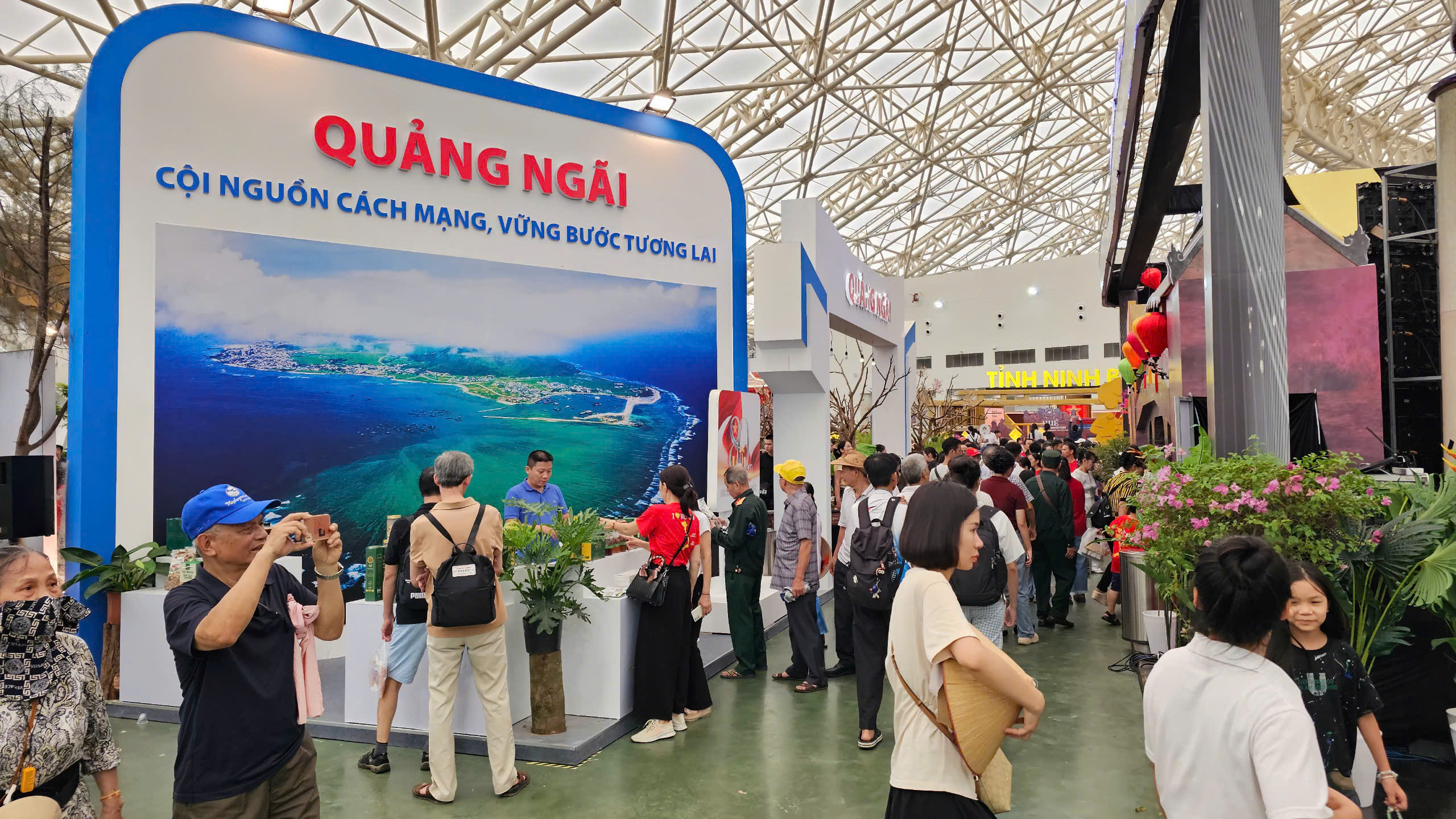 Gian trưng bày của Quảng Ngãi tại Triển lãm Thành tựu đất nước thu hút khách  - ảnh 8