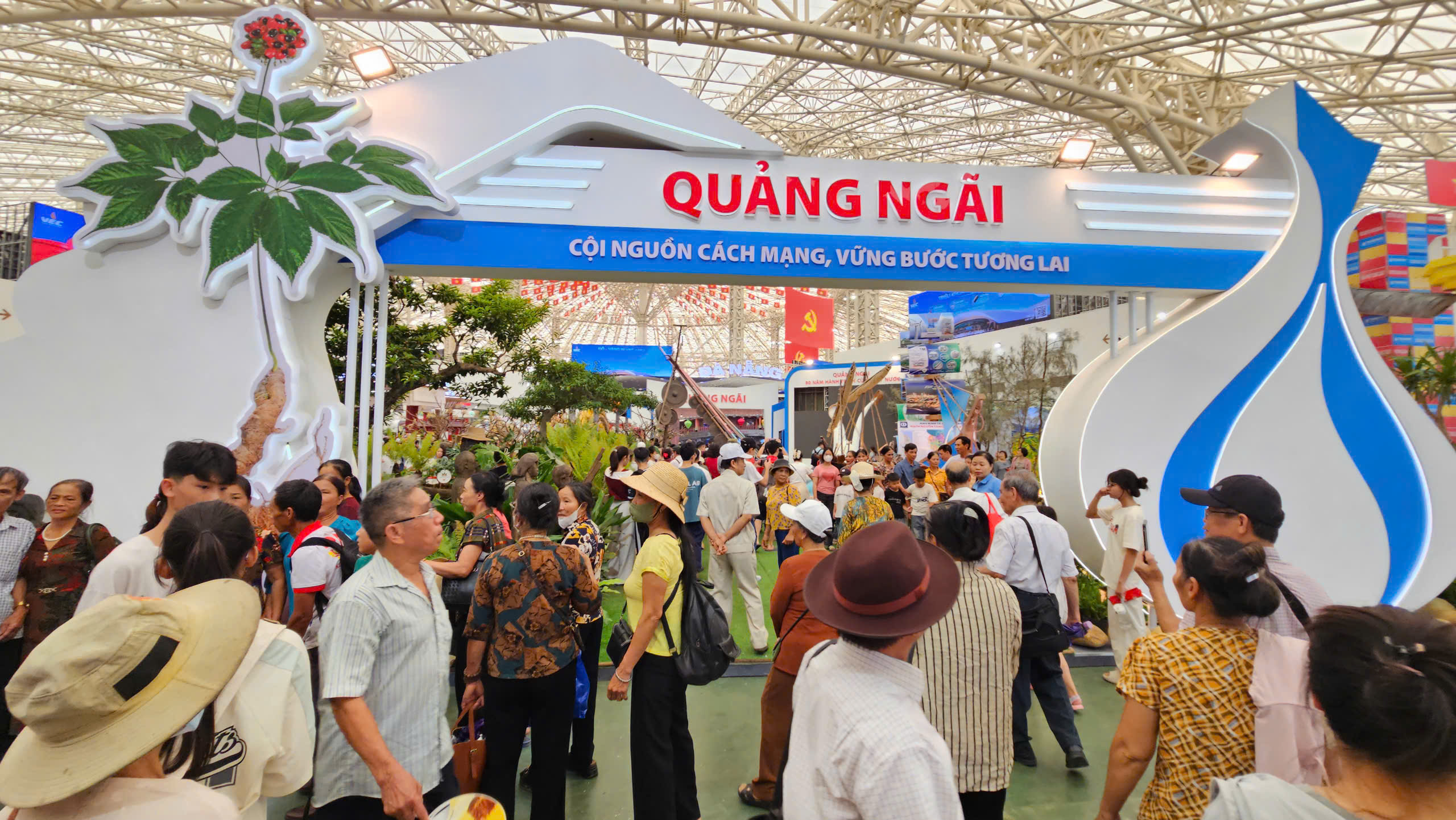 Gian trưng bày của Quảng Ngãi tại Triển lãm Thành tựu đất nước thu hút khách  - ảnh 1