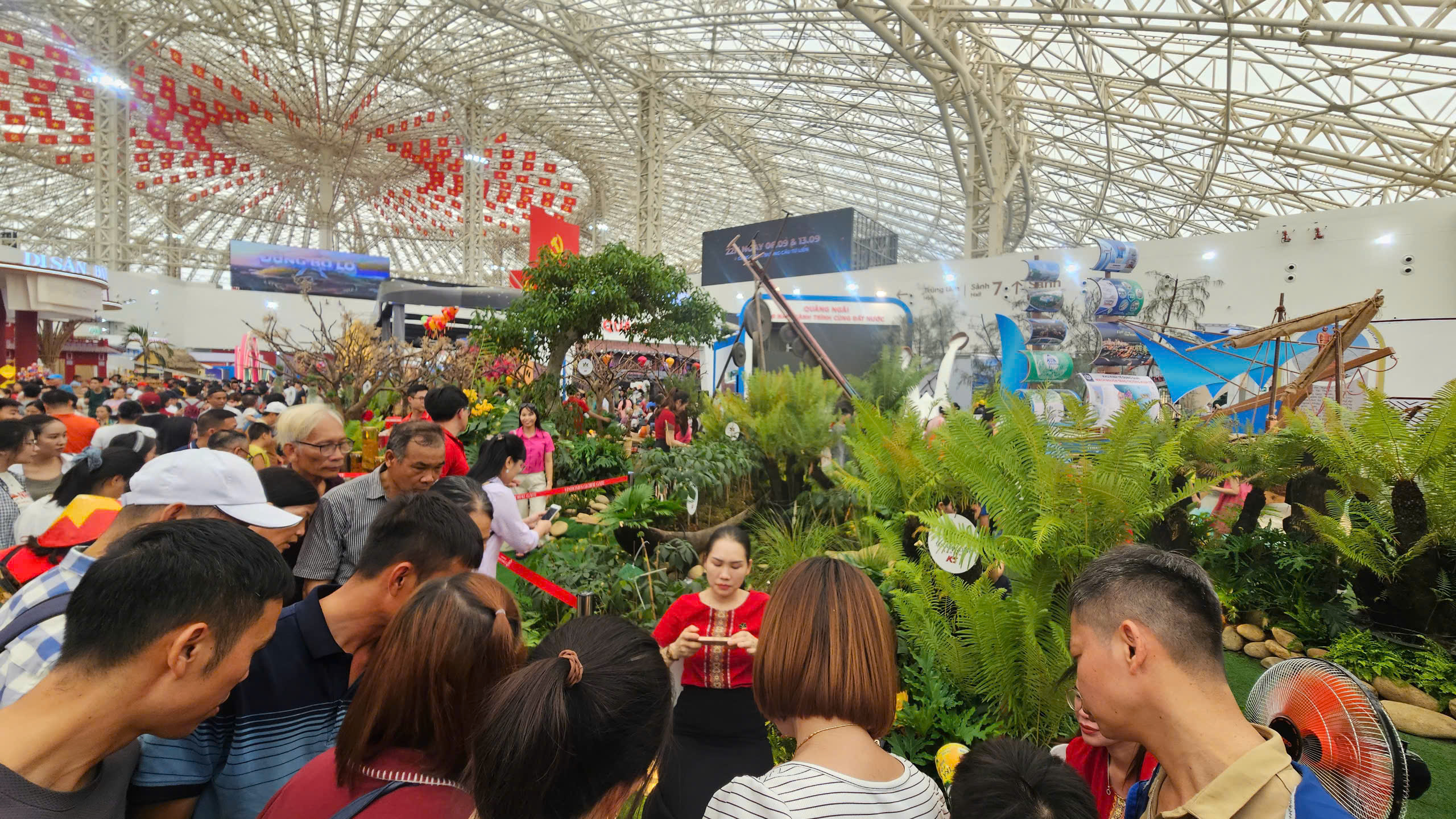 Gian trưng bày của Quảng Ngãi tại Triển lãm Thành tựu đất nước thu hút khách  - ảnh 2