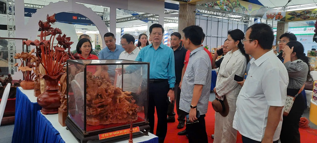  Kiểm tra công tác hoàn thiện các gian hàng, chuẩn bị cho ngày Khai mạc Triển lãm Thành tựu đất nước - ảnh 8