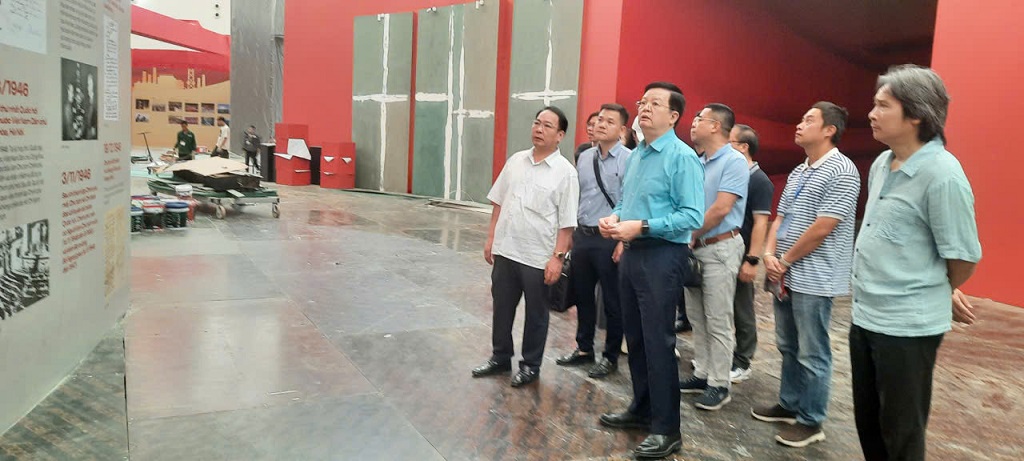  Kiểm tra công tác hoàn thiện các gian hàng, chuẩn bị cho ngày Khai mạc Triển lãm Thành tựu đất nước - ảnh 1