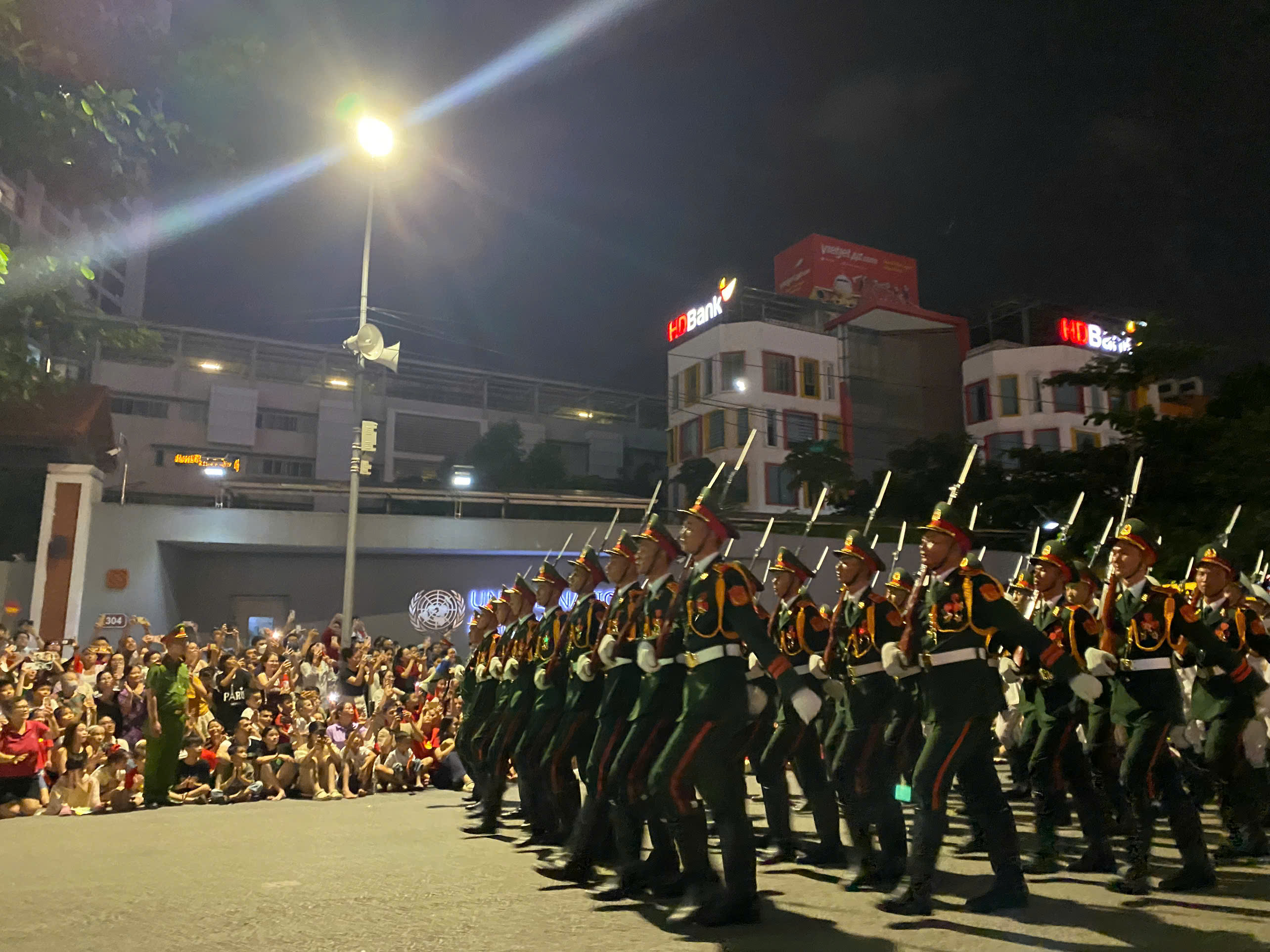 Giới trẻ hò reo, tiếp lửa cho các chiến sĩ diễu binh, diễu hành