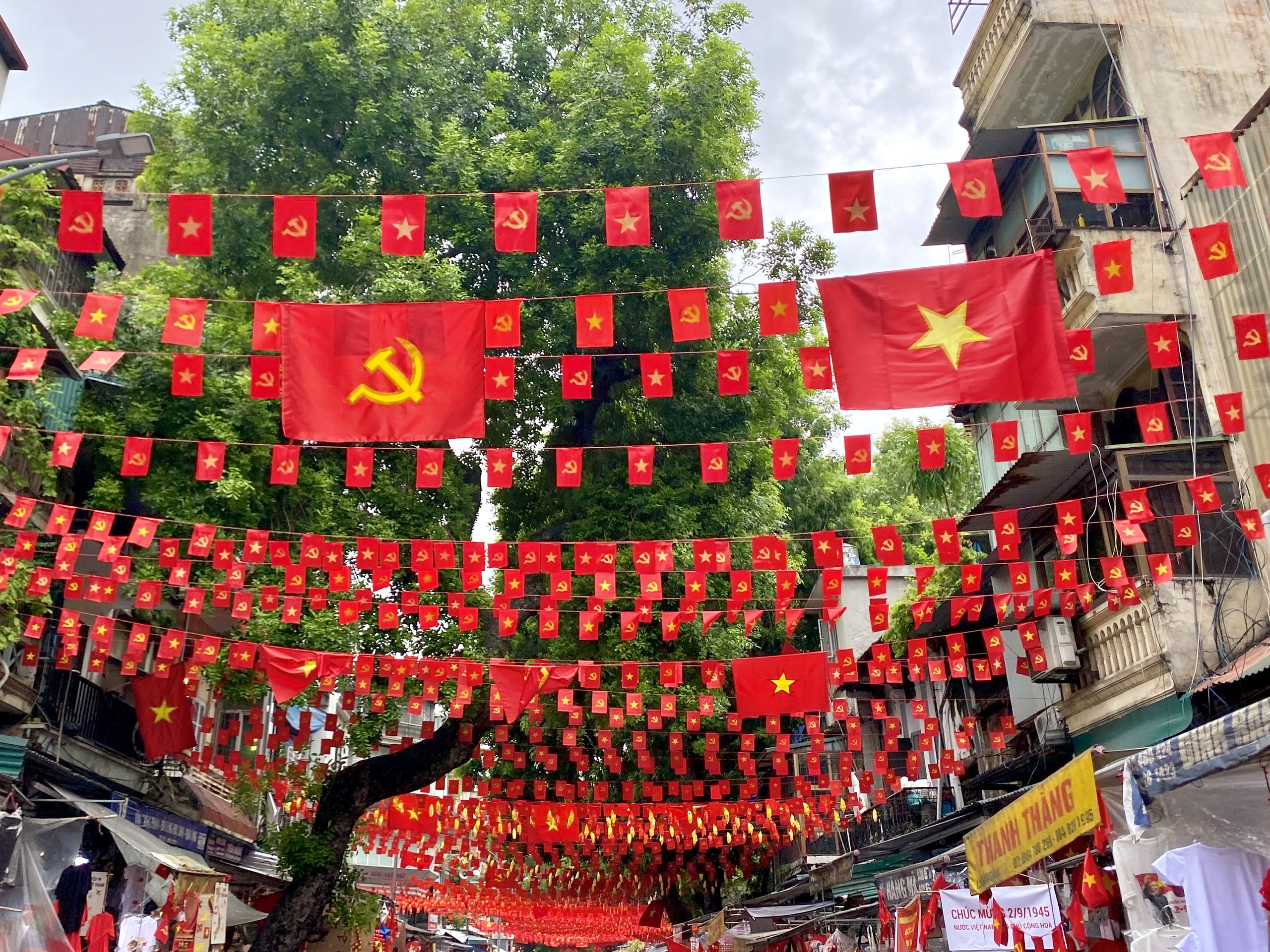 Người dân nô nức ra đường chào mừng ngày Quốc khánh 2.9 - ảnh 1