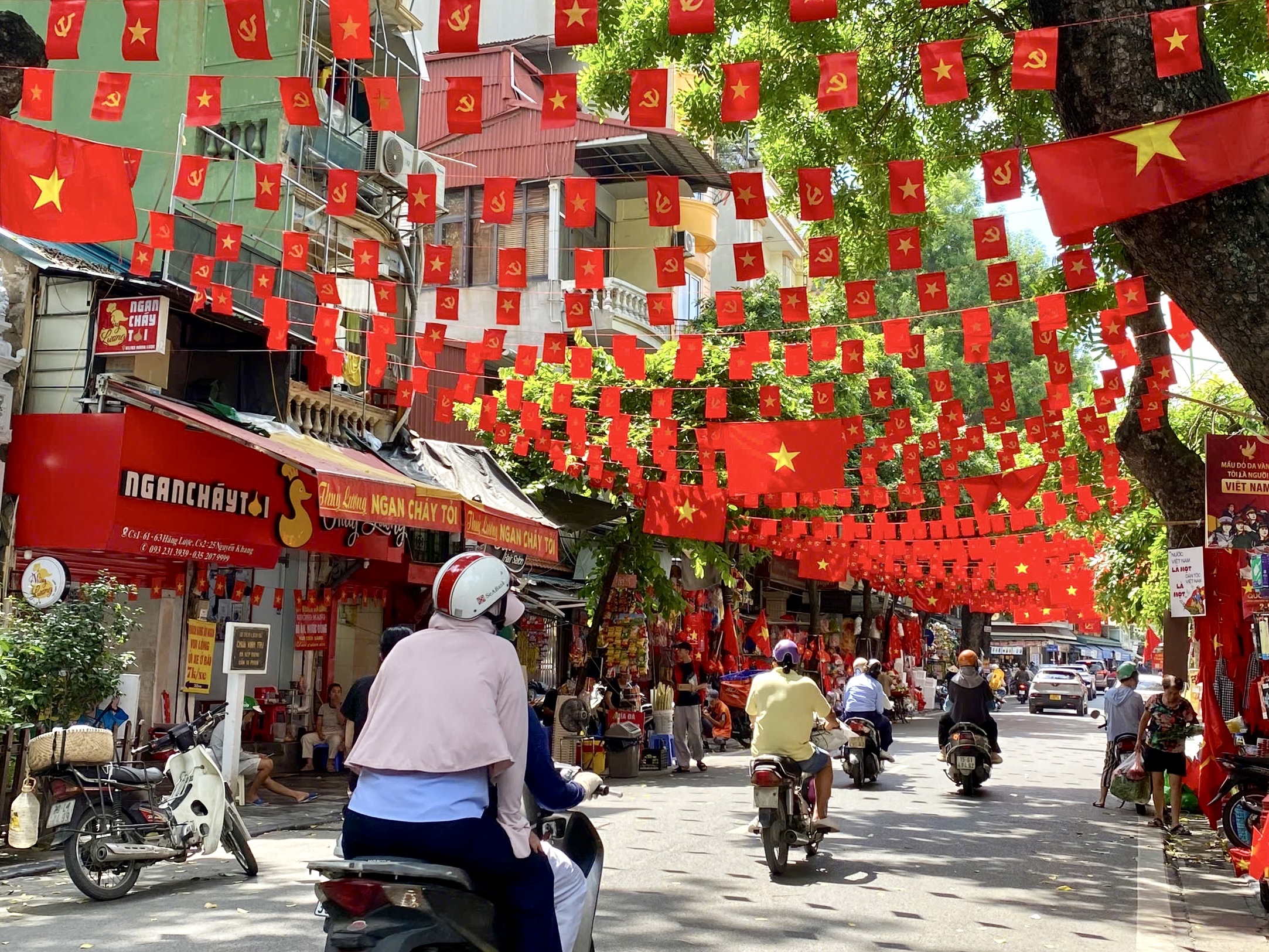 Người dân nô nức ra đường chào mừng ngày Quốc khánh 2.9 - ảnh 2