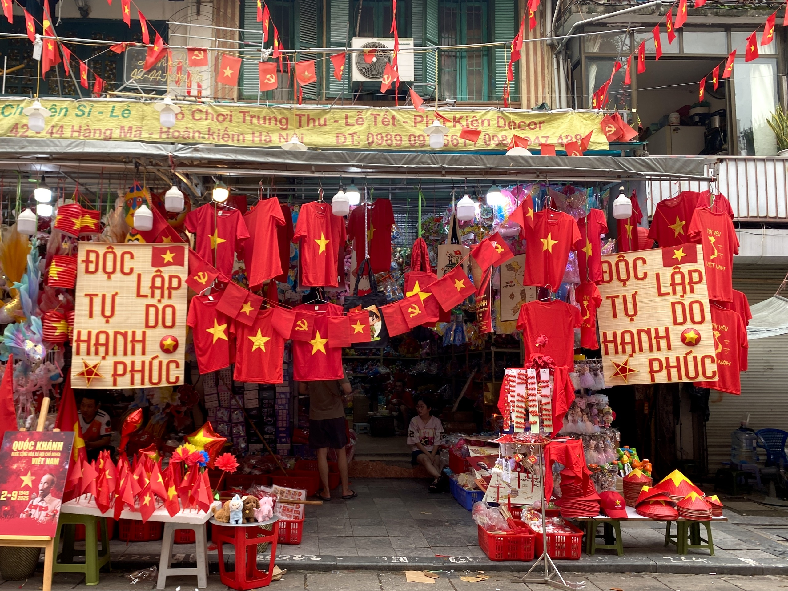 Người dân nô nức ra đường chào mừng ngày Quốc khánh 2.9 - ảnh 3