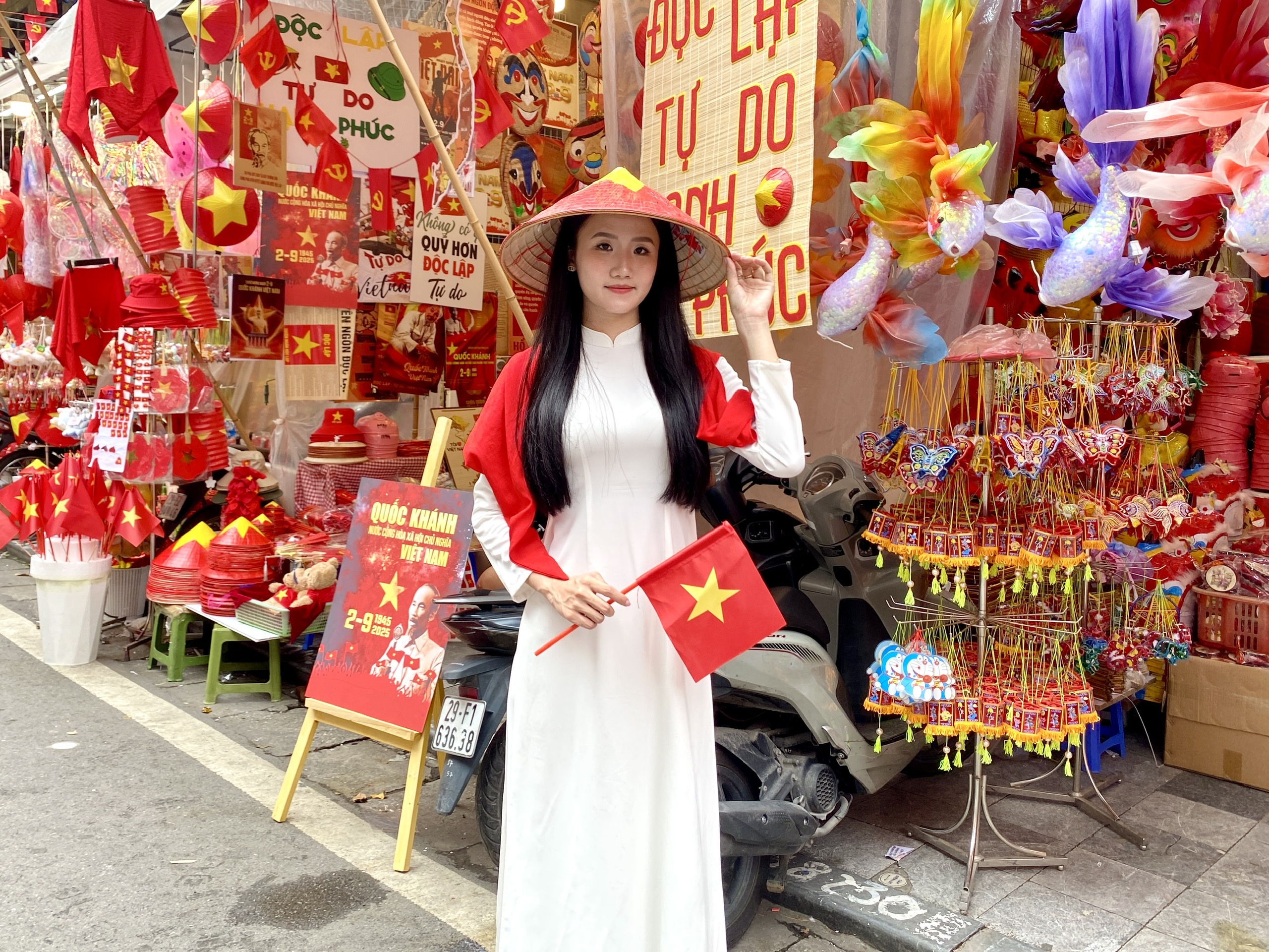 Người dân nô nức ra đường chào mừng ngày Quốc khánh 2.9 - ảnh 4