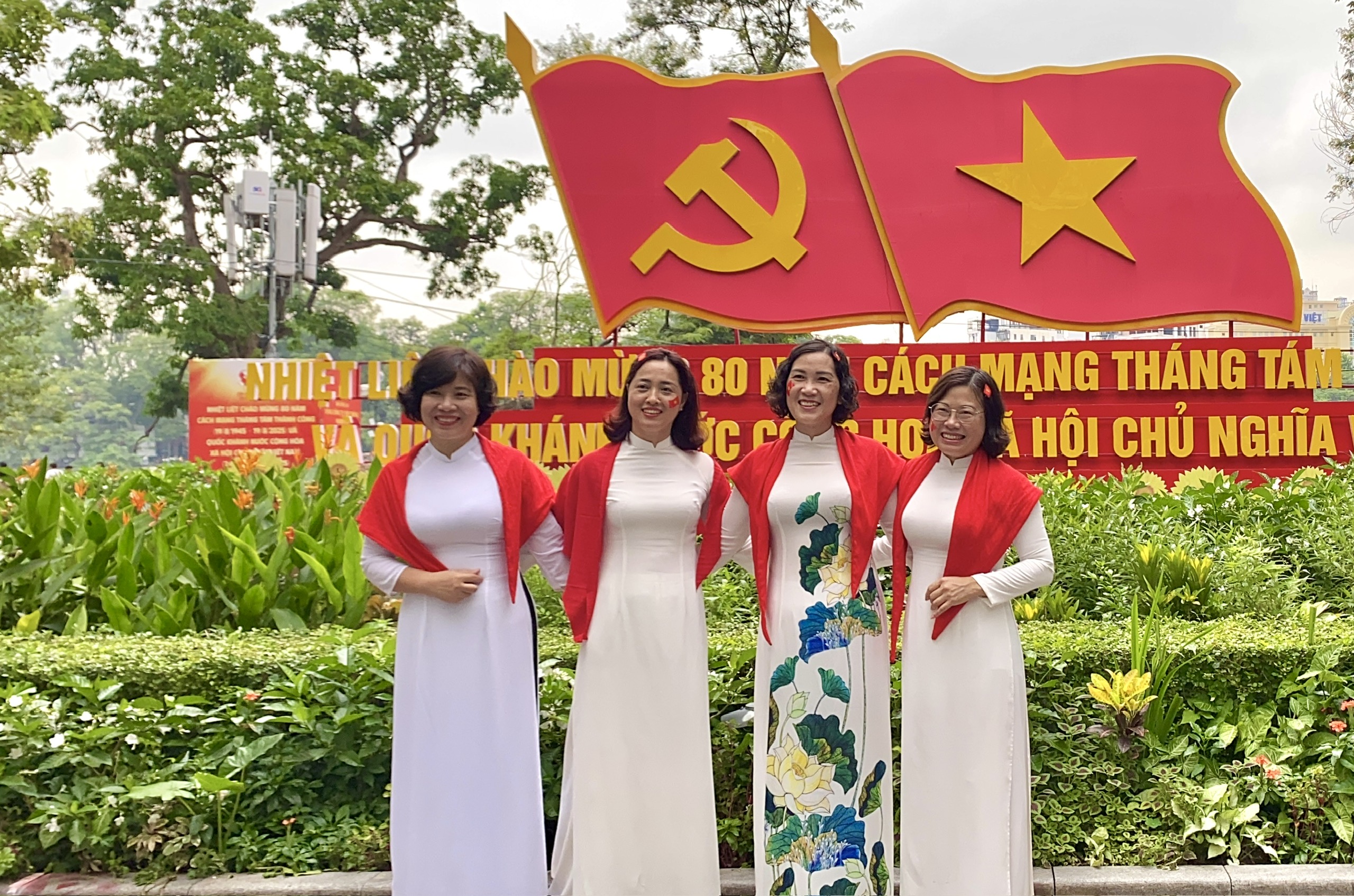 Người dân nô nức ra đường chào mừng ngày Quốc khánh 2.9 - ảnh 5