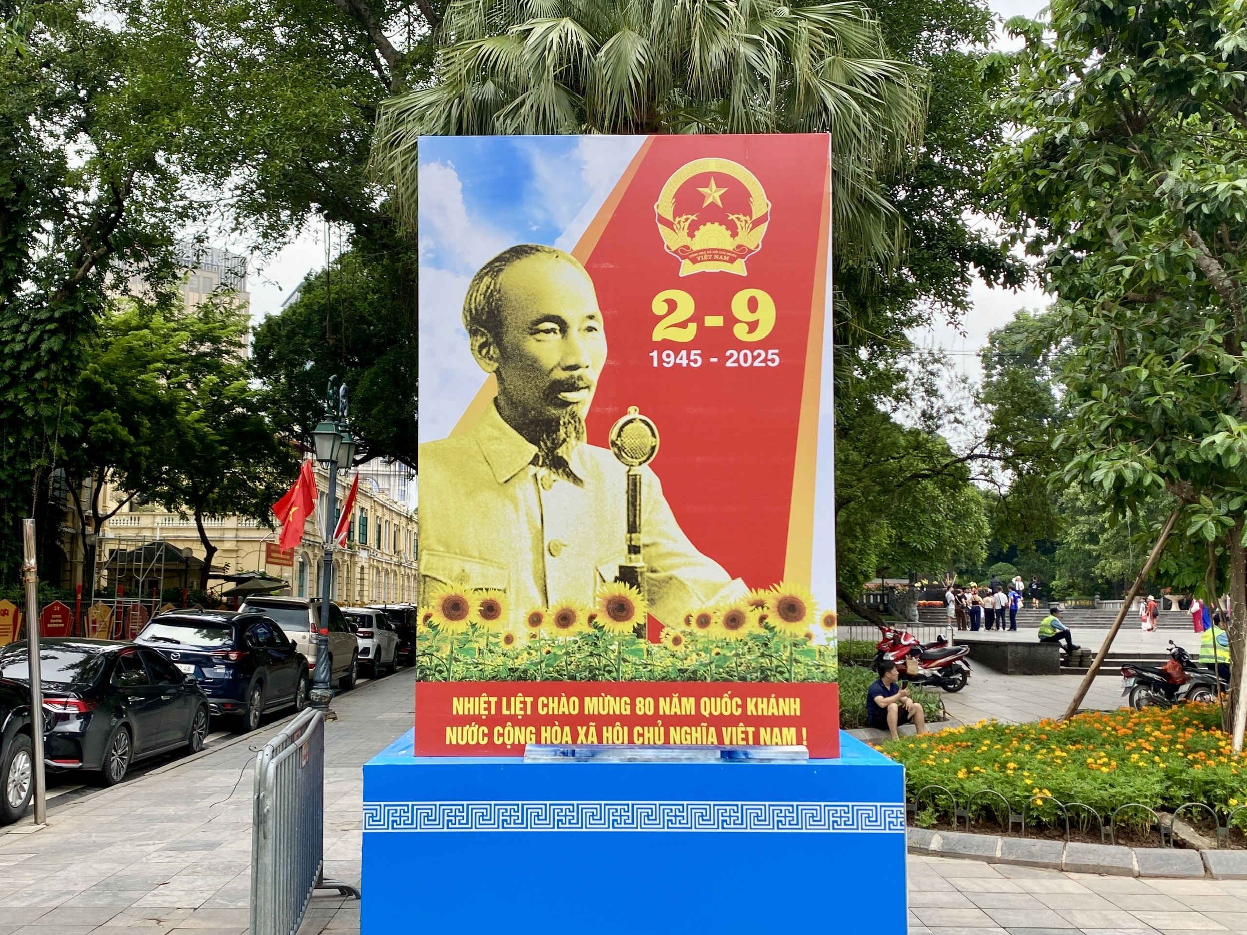 Người dân nô nức ra đường chào mừng ngày Quốc khánh 2.9 - ảnh 7