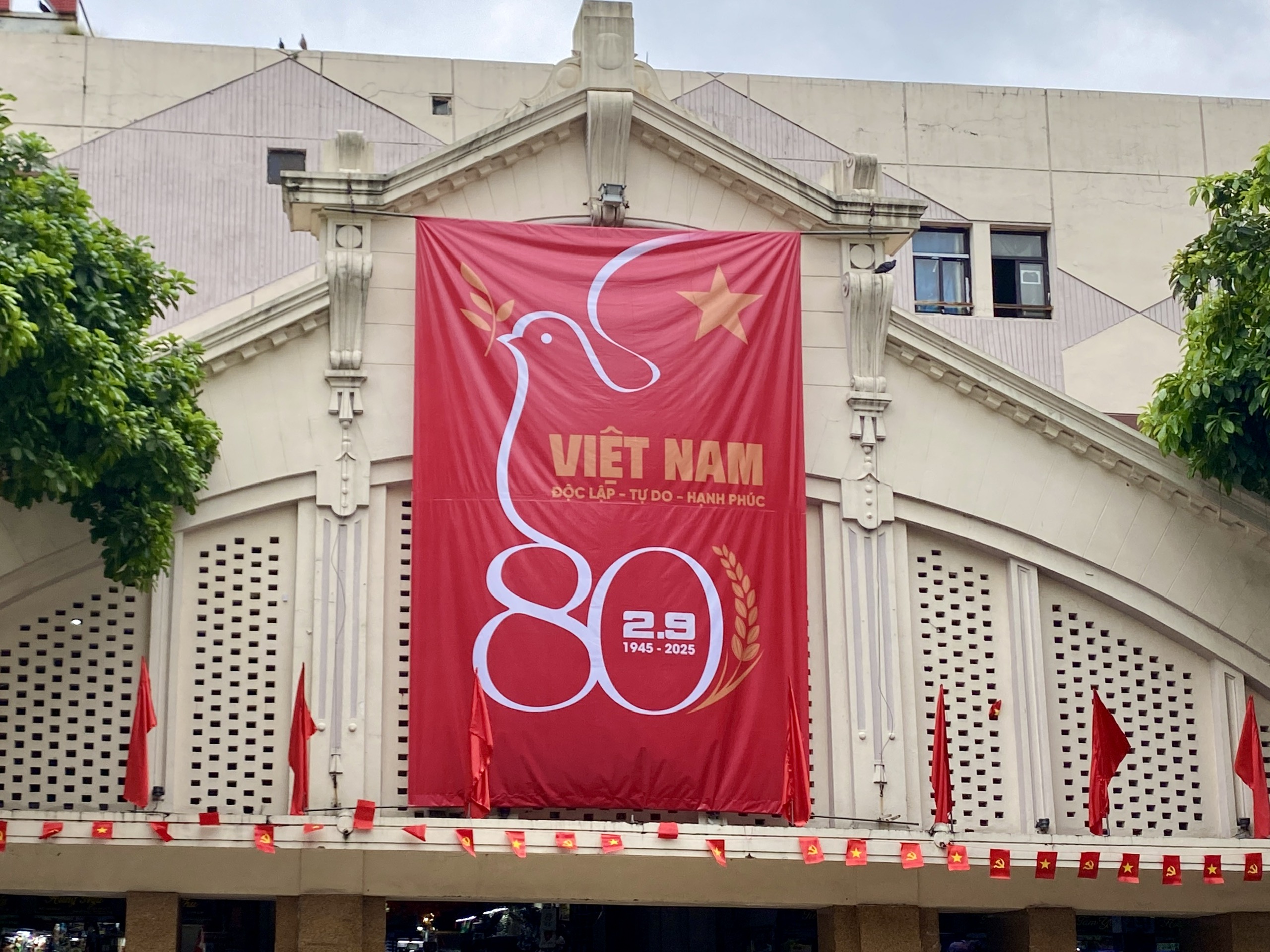 Người dân nô nức ra đường chào mừng ngày Quốc khánh 2.9 - ảnh 9