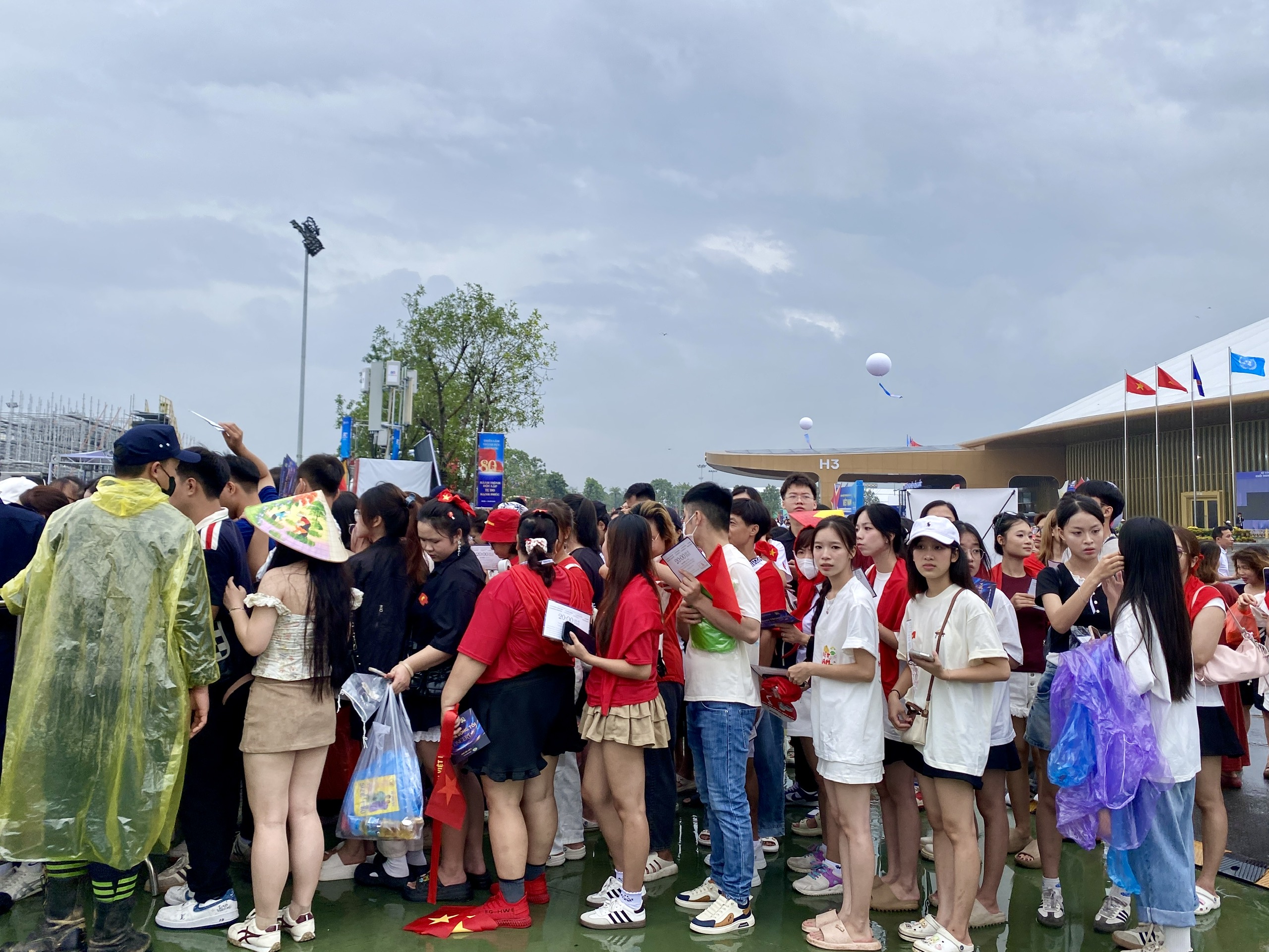 Đông đảo người dân xếp hàng vào xem concert “Việt Nam trong tôi” - ảnh 1