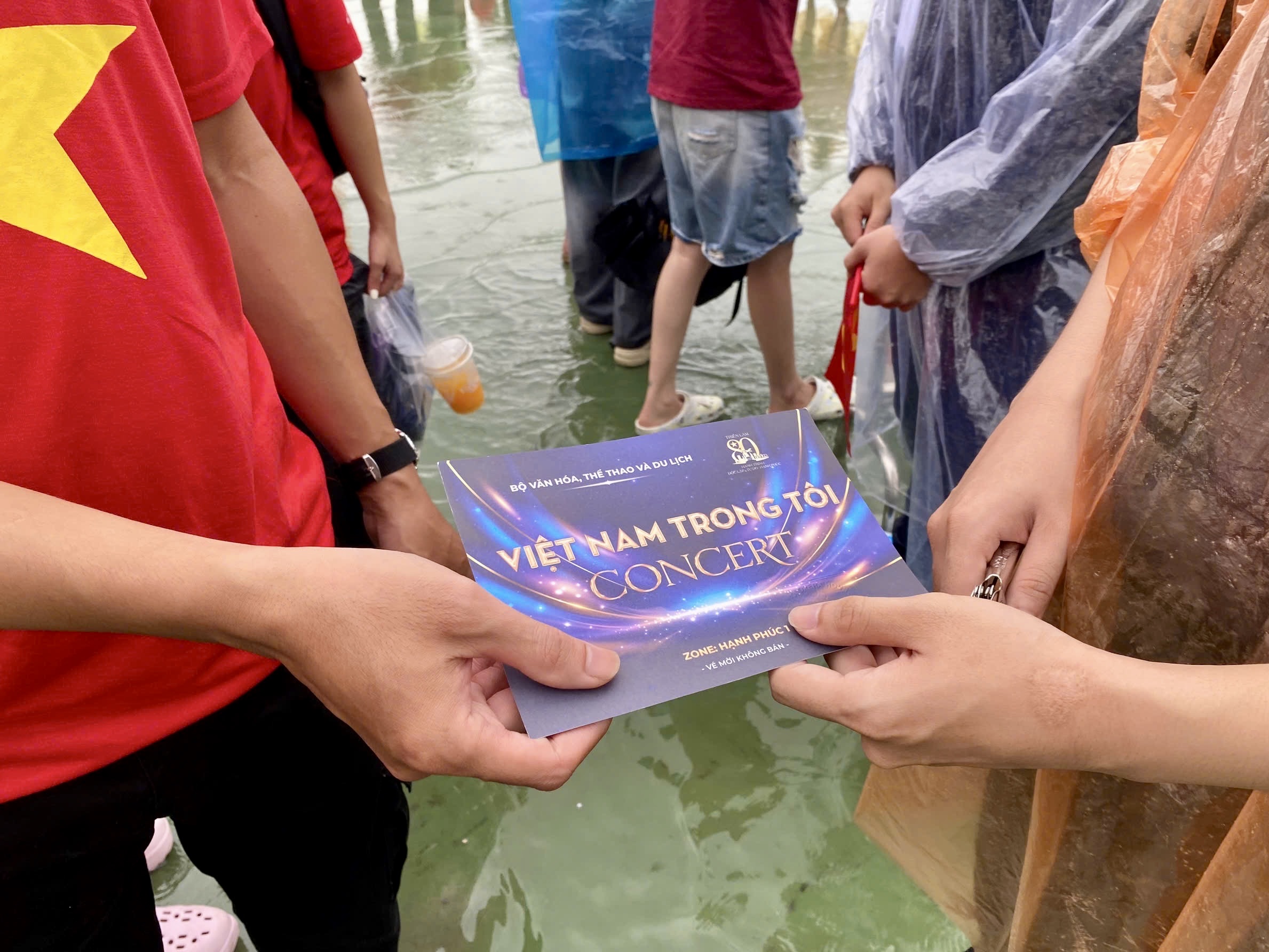 Đông đảo người dân xếp hàng vào xem concert “Việt Nam trong tôi” - ảnh 2