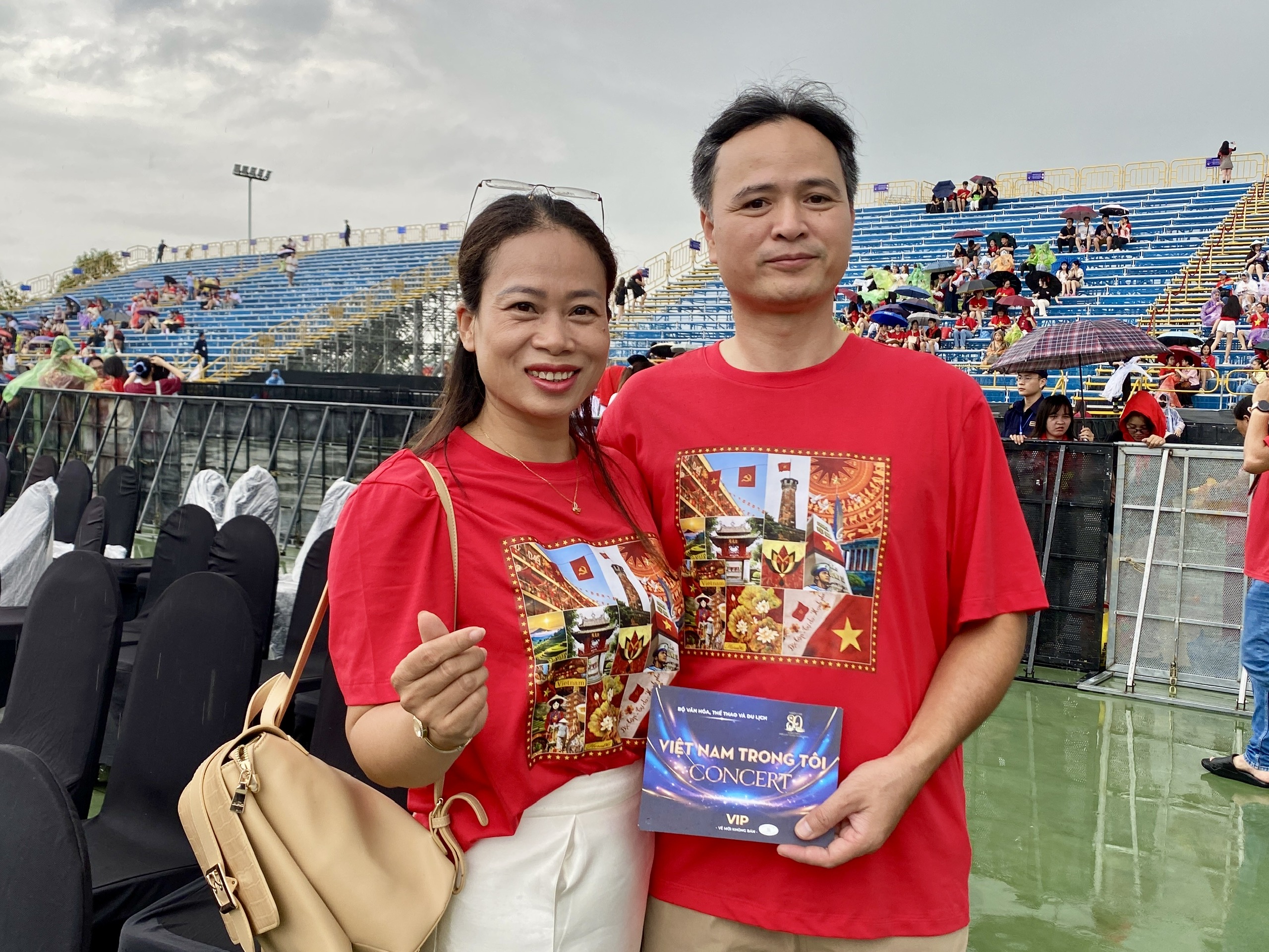 Đông đảo người dân xếp hàng vào xem concert “Việt Nam trong tôi” - ảnh 4