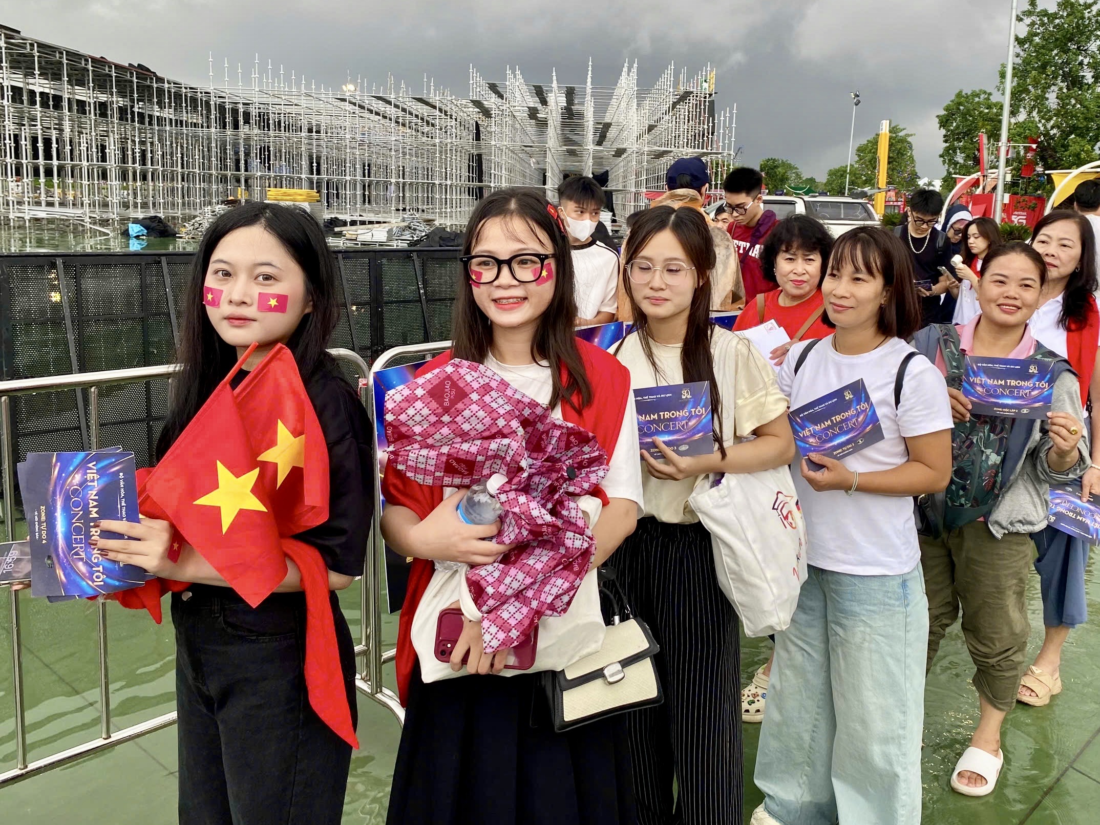 Đông đảo người dân xếp hàng vào xem concert “Việt Nam trong tôi” - ảnh 5