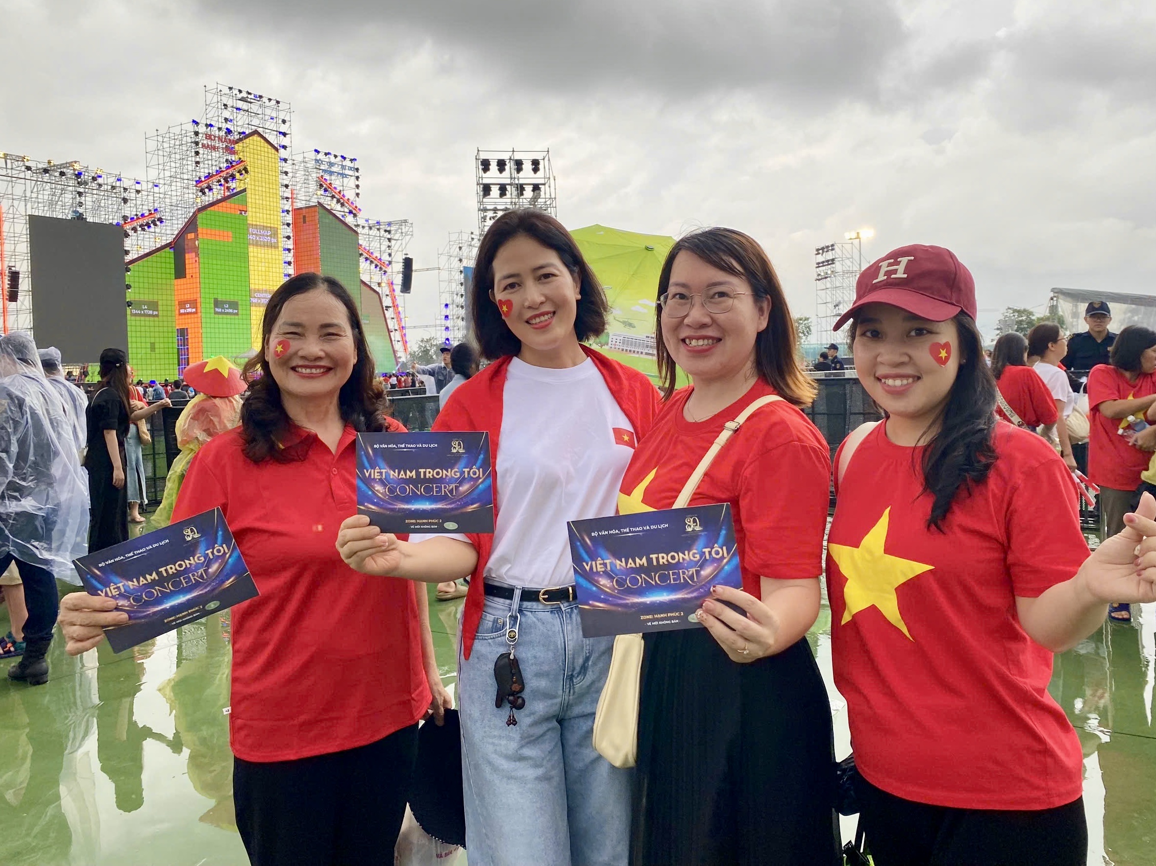 Đông đảo người dân xếp hàng vào xem concert “Việt Nam trong tôi”