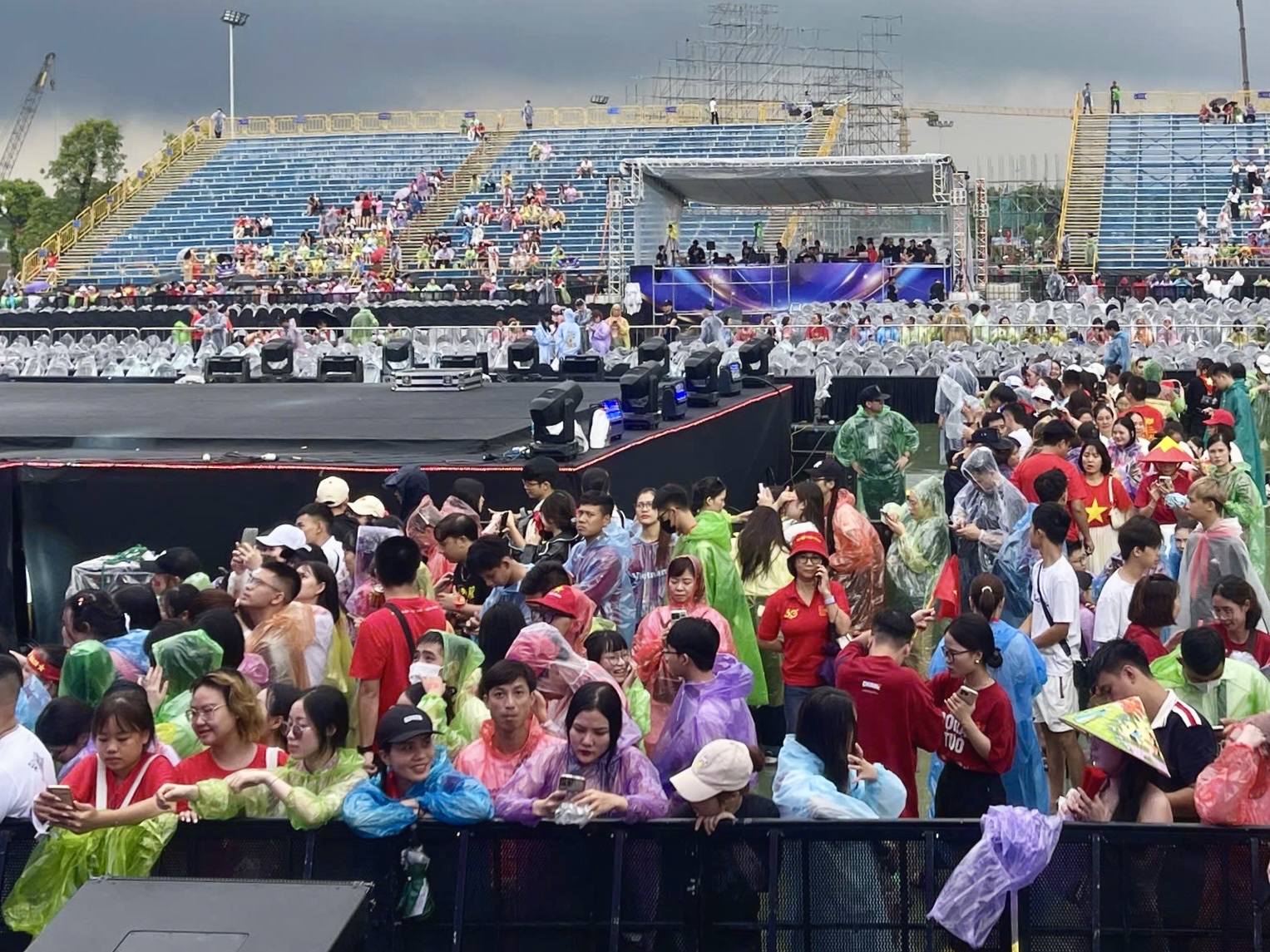 Đông đảo người dân xếp hàng vào xem concert “Việt Nam trong tôi” - ảnh 7