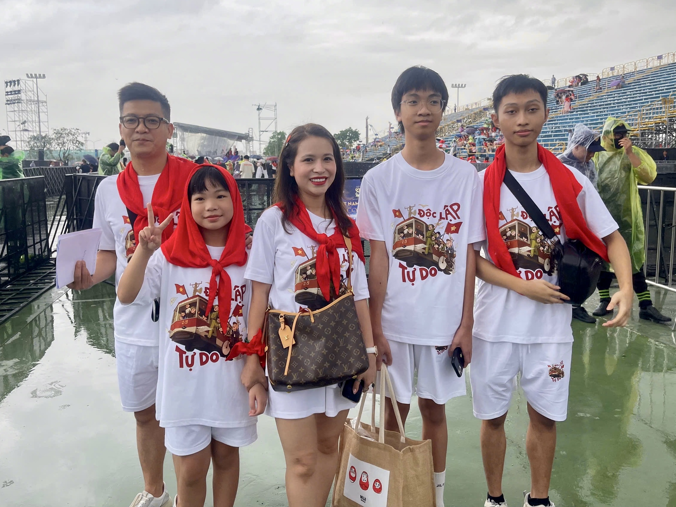 Đông đảo người dân xếp hàng vào xem concert “Việt Nam trong tôi” - ảnh 8