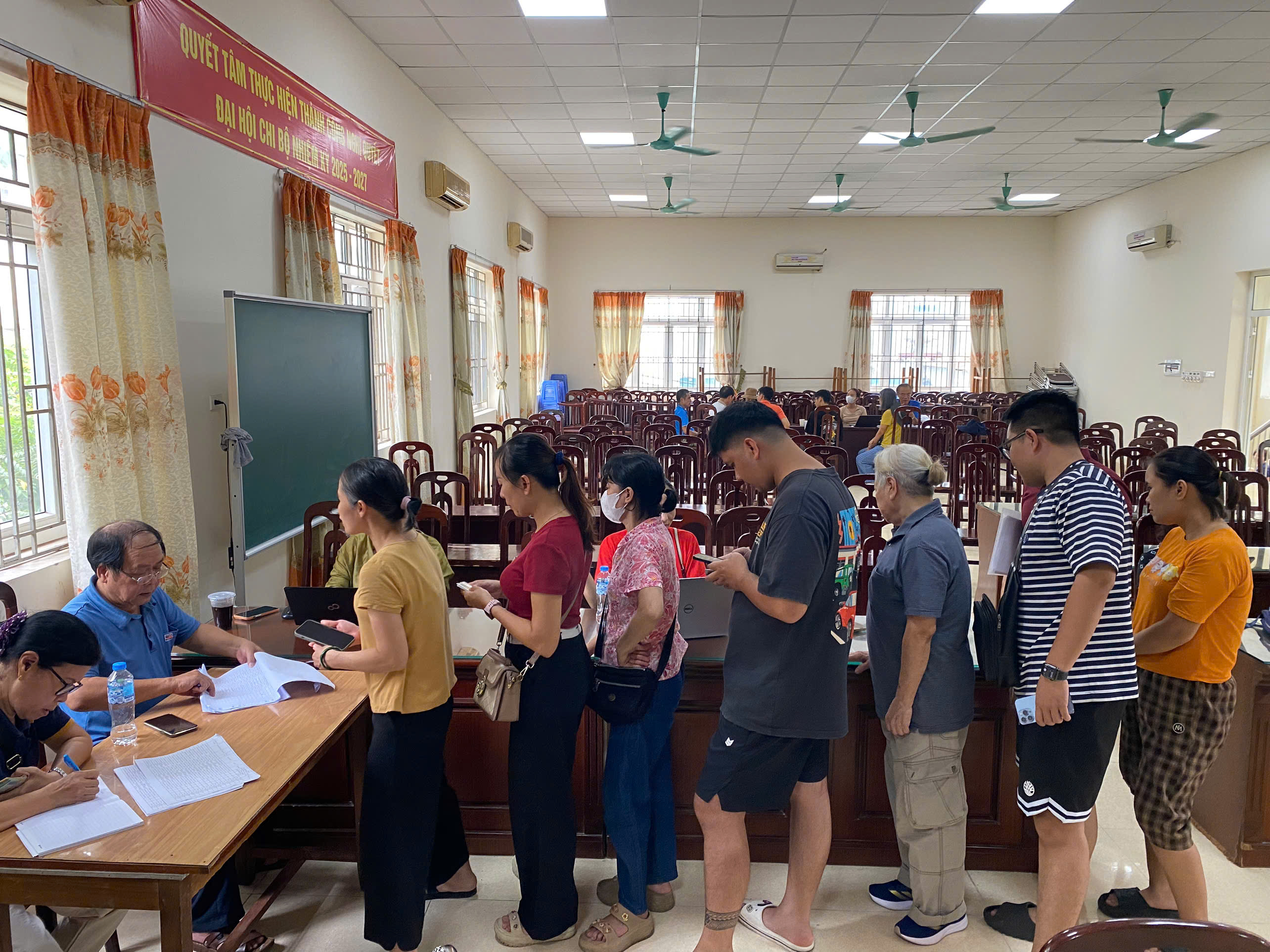 Người dân Hà Nội phấn khởi nhận quà Tết Độc lập - ảnh 1