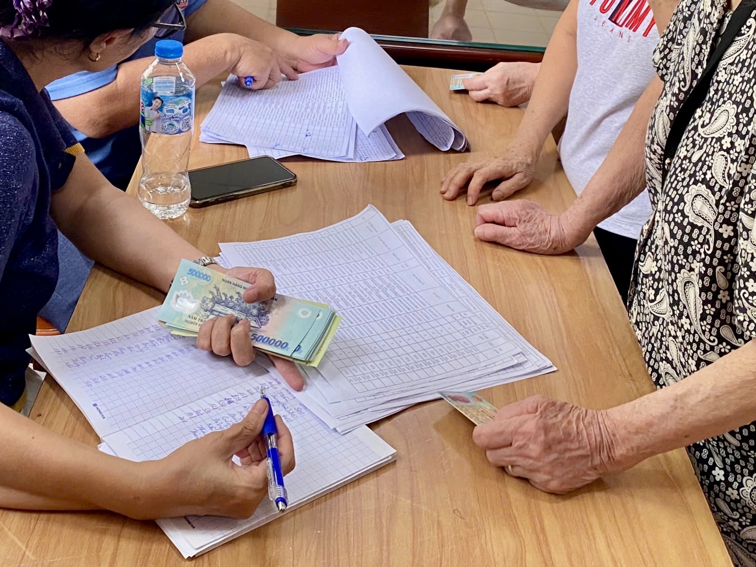 Người dân Hà Nội phấn khởi nhận quà Tết Độc lập - ảnh 2