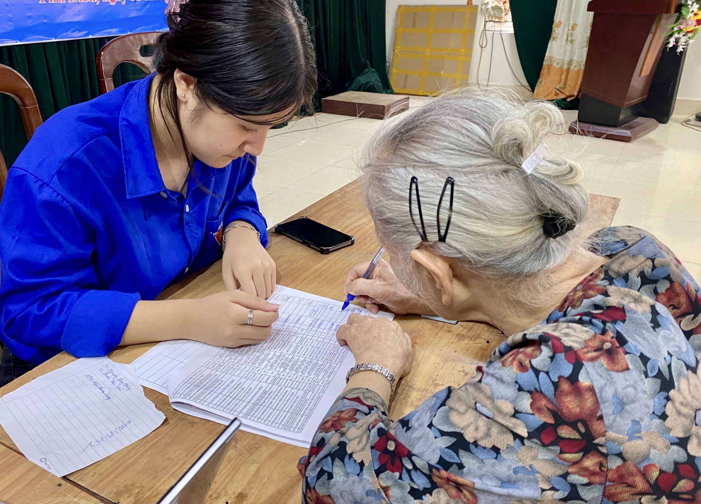 Người dân Hà Nội phấn khởi nhận quà Tết Độc lập