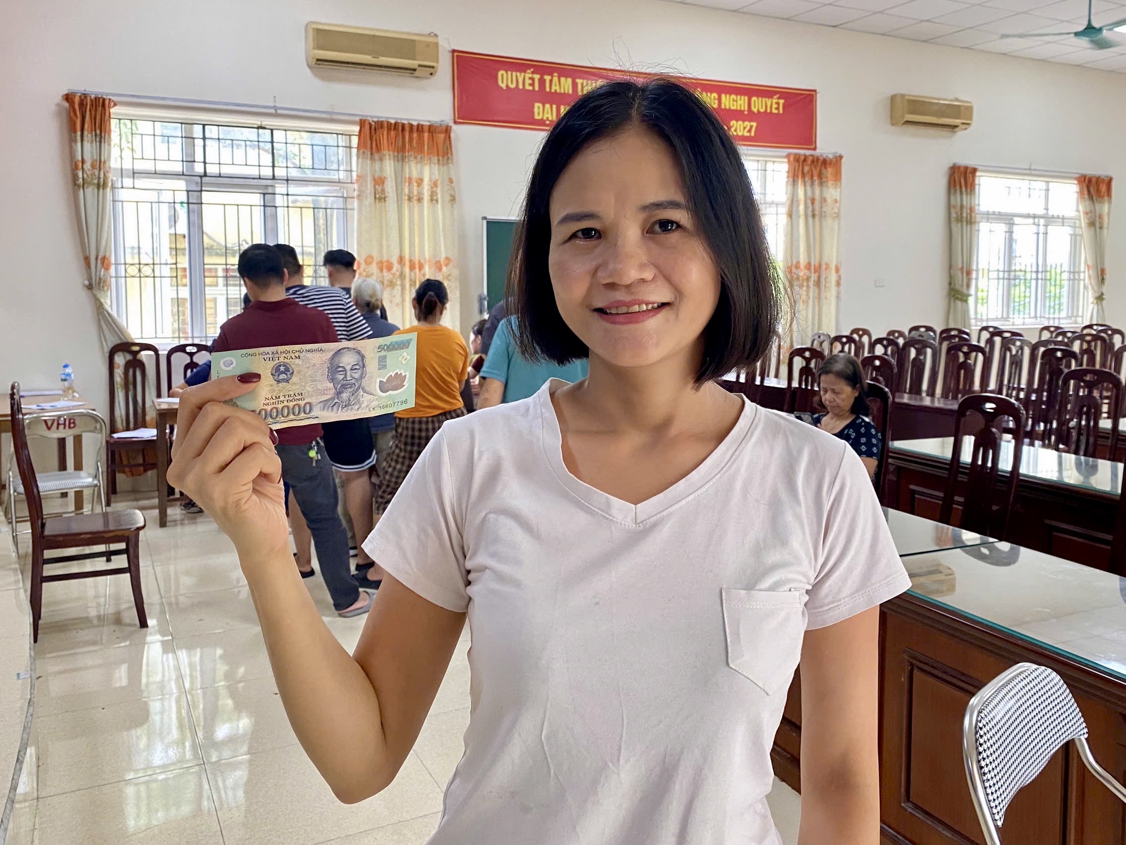 Người dân Hà Nội phấn khởi nhận quà Tết Độc lập - ảnh 4