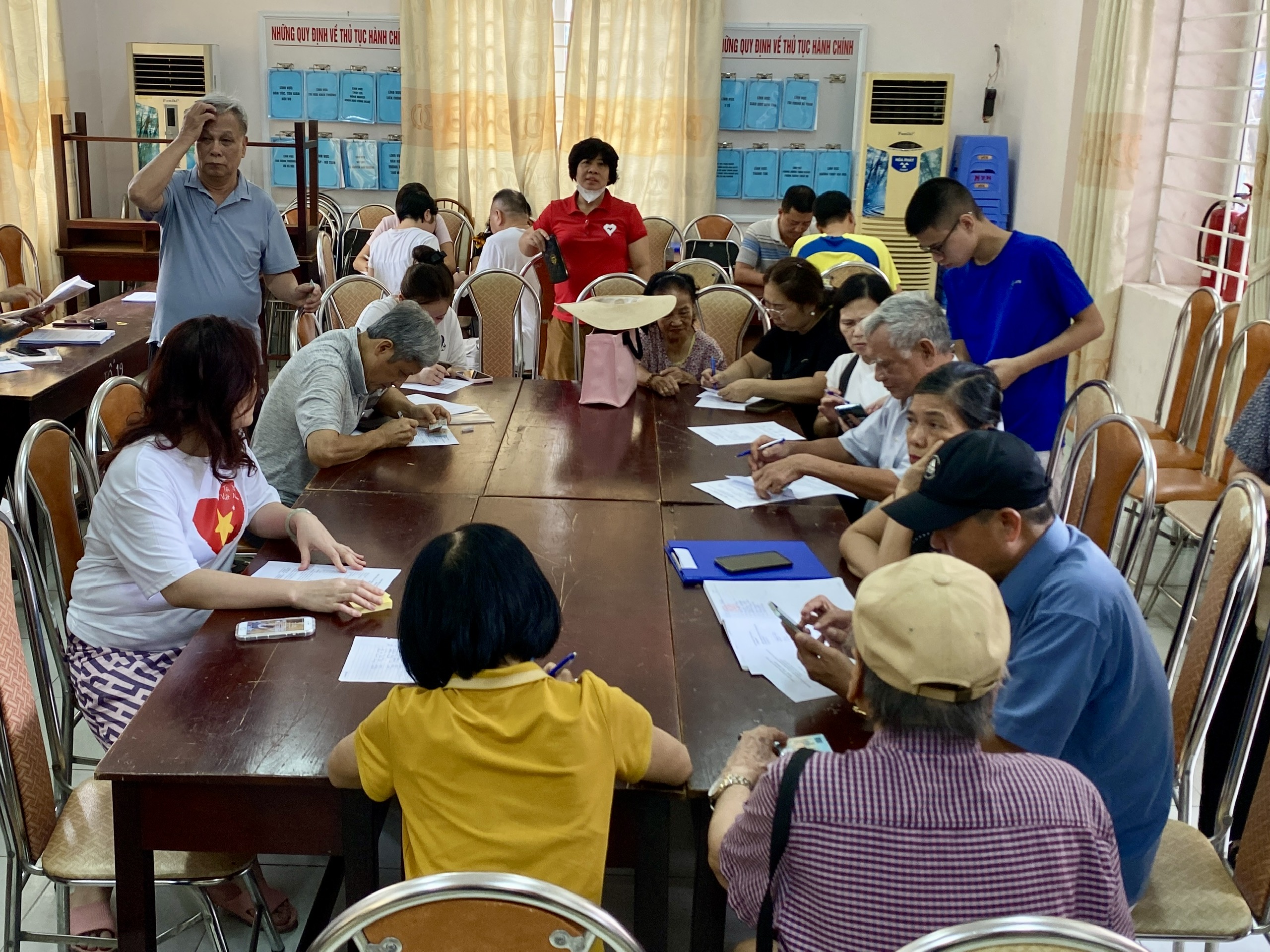 Người dân Hà Nội phấn khởi nhận quà Tết Độc lập - ảnh 6