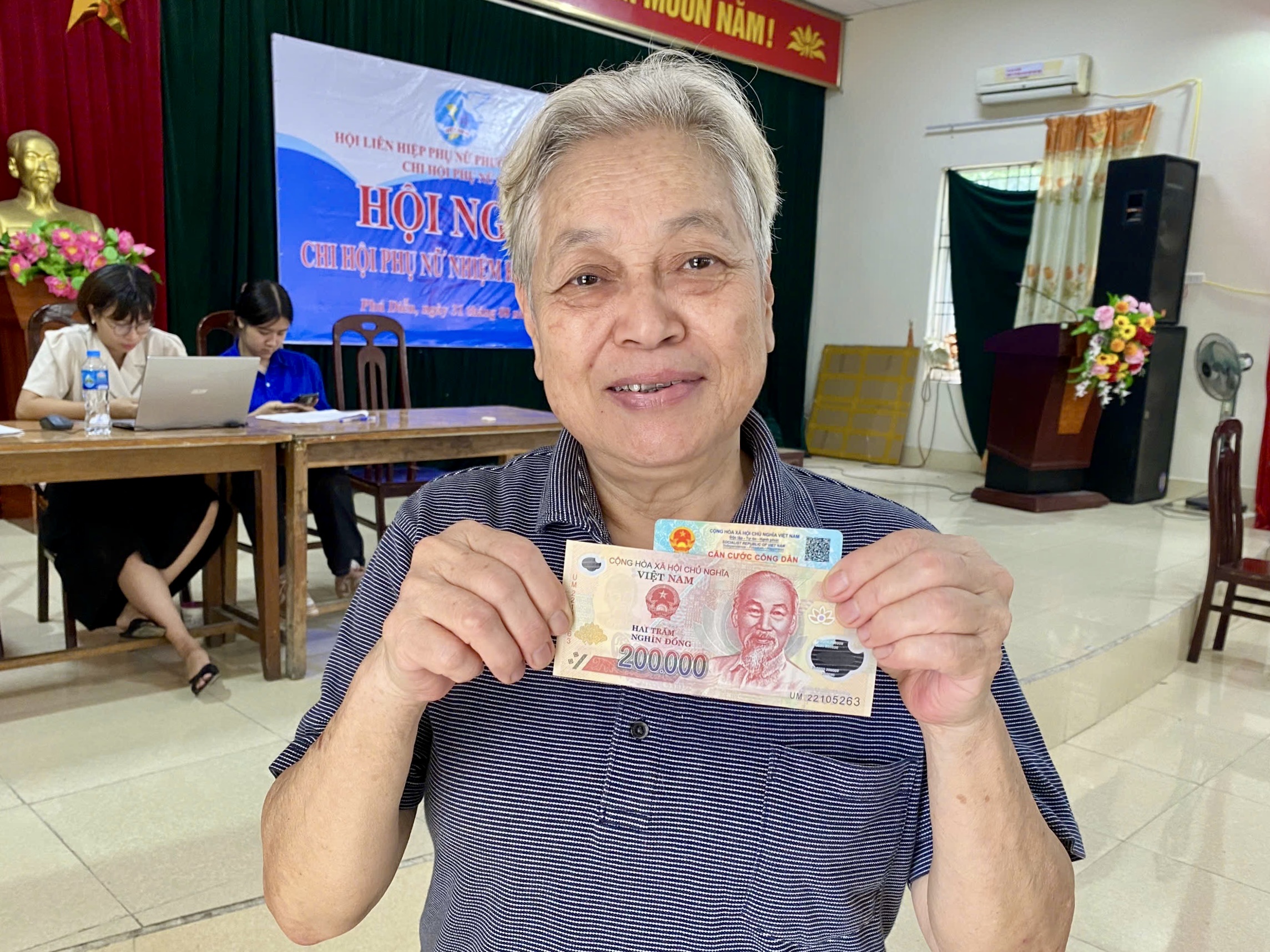 Người dân Hà Nội phấn khởi nhận quà Tết Độc lập - ảnh 10