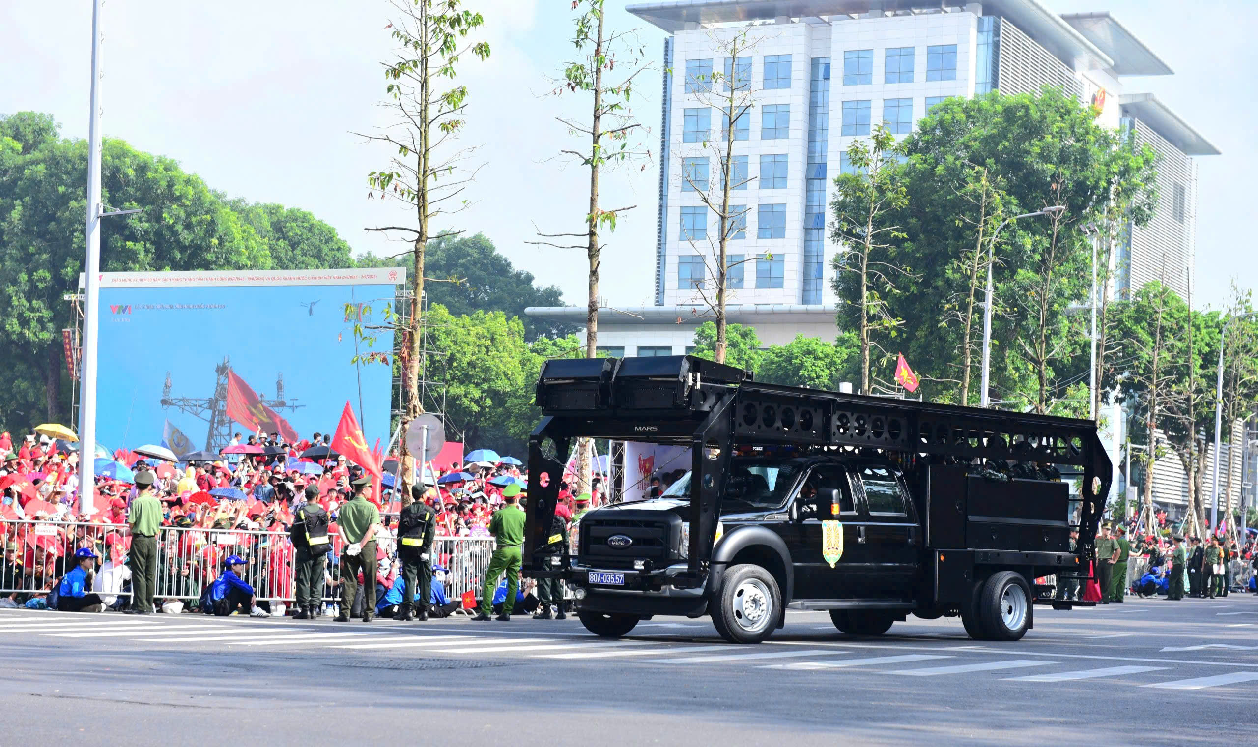 Choáng ngợp dàn xe đặc chủng cực hiện đại của Công an nhân dân trong ngày Quốc khánh - ảnh 10