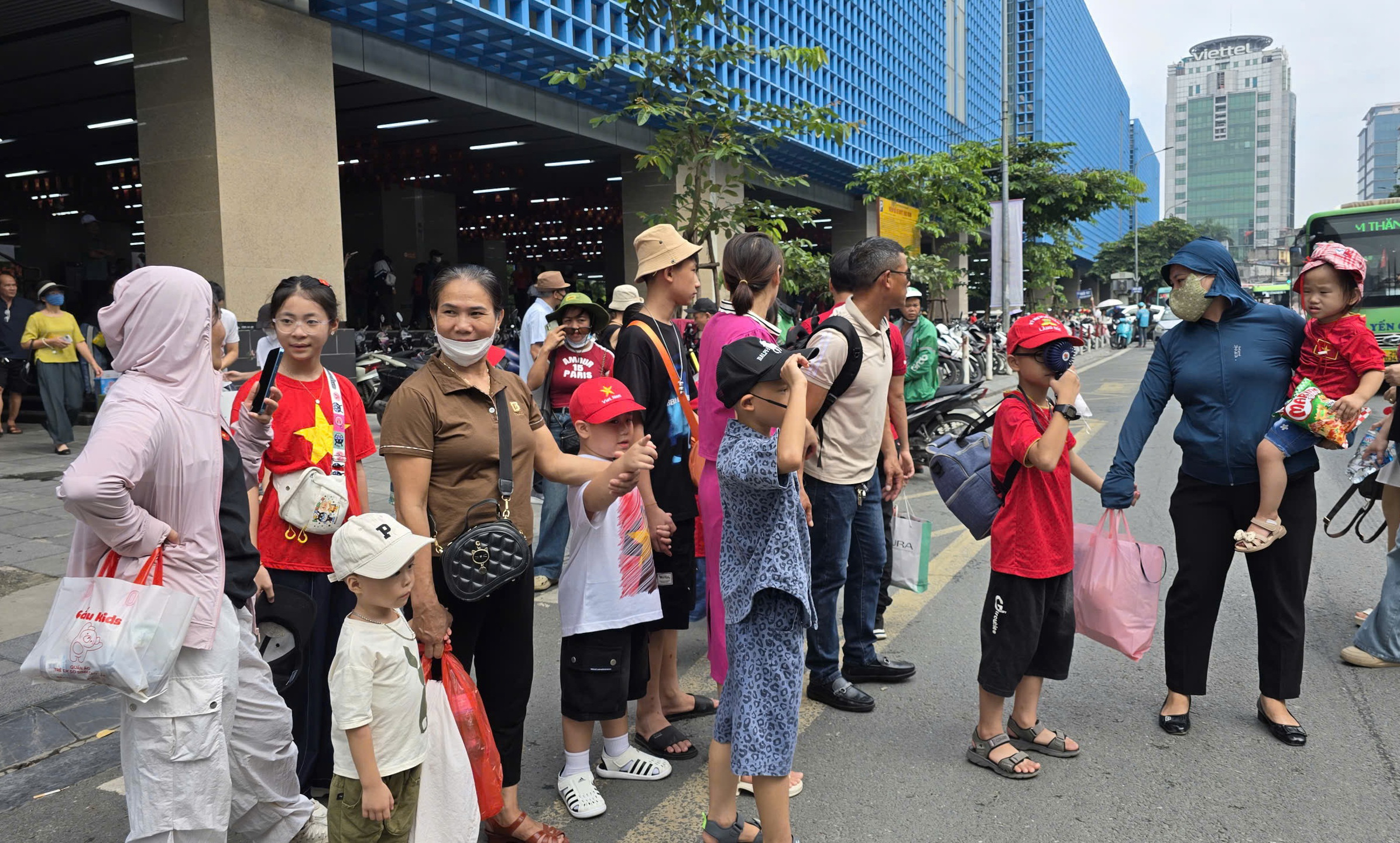 Dậy sớm đi metro, xe buýt xem tổng hợp luyện A80 - ảnh 8