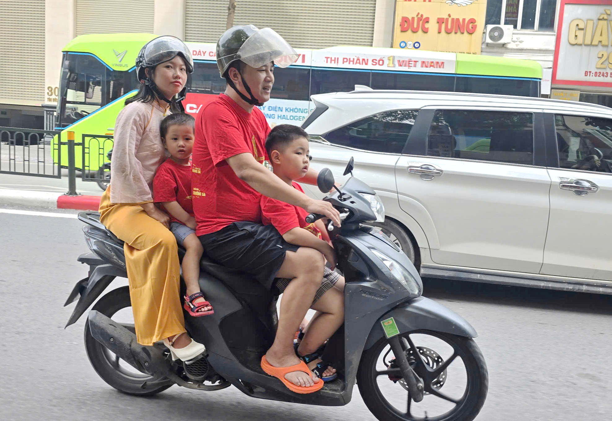 Dậy sớm đi metro, xe buýt xem tổng hợp luyện A80 - ảnh 11
