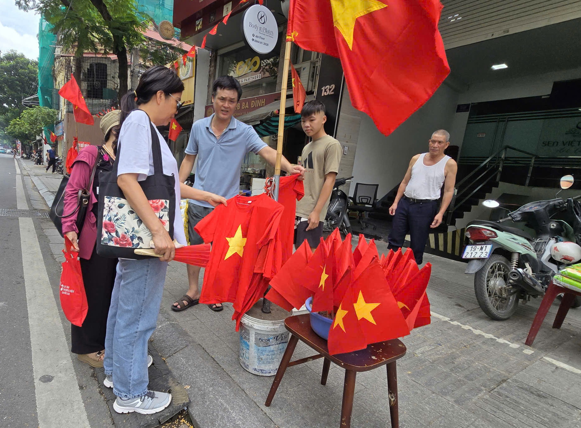 Dậy sớm đi metro, xe buýt xem tổng hợp luyện A80 - ảnh 16