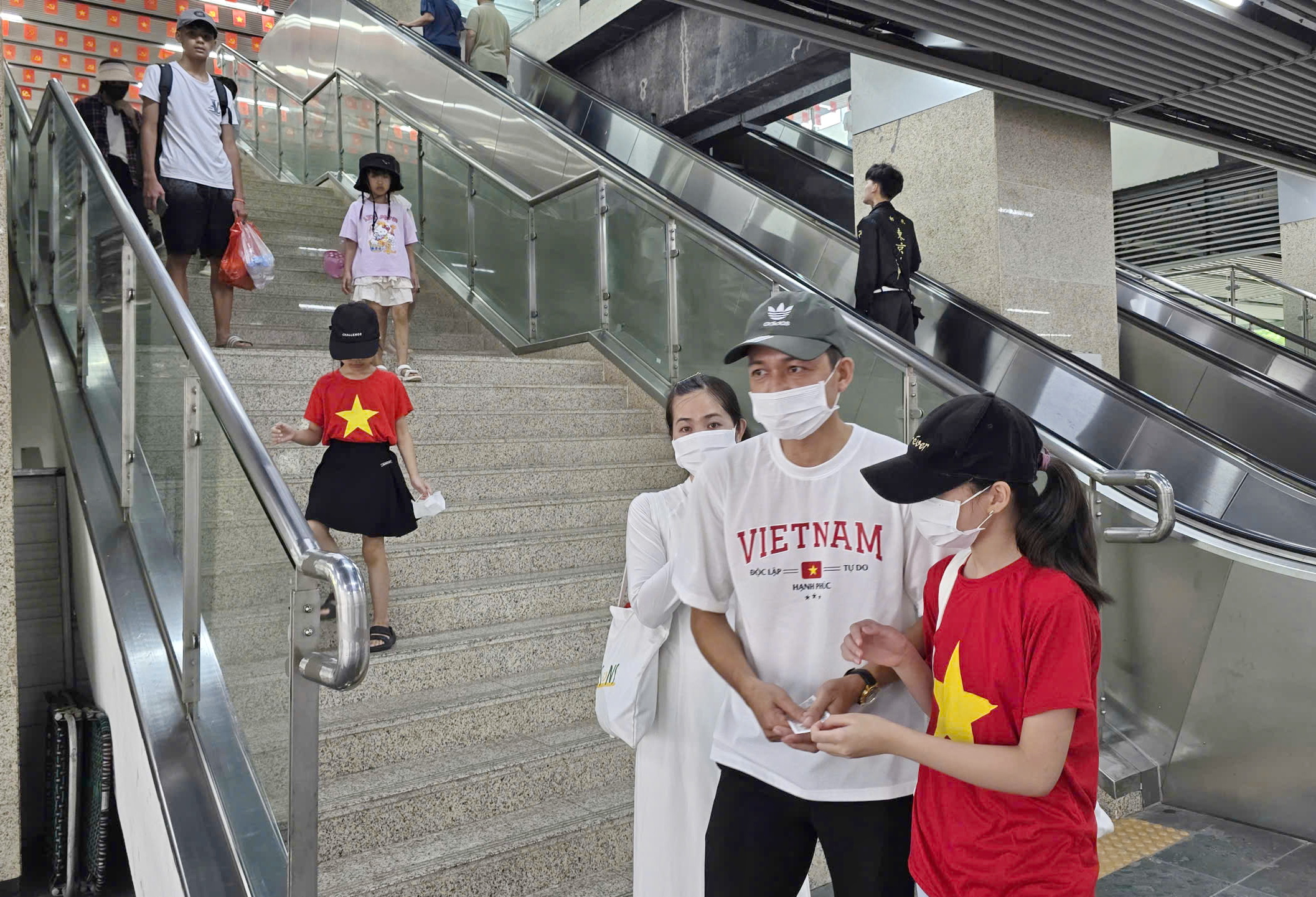 Dậy sớm đi metro, xe buýt xem tổng hợp luyện A80 - ảnh 5