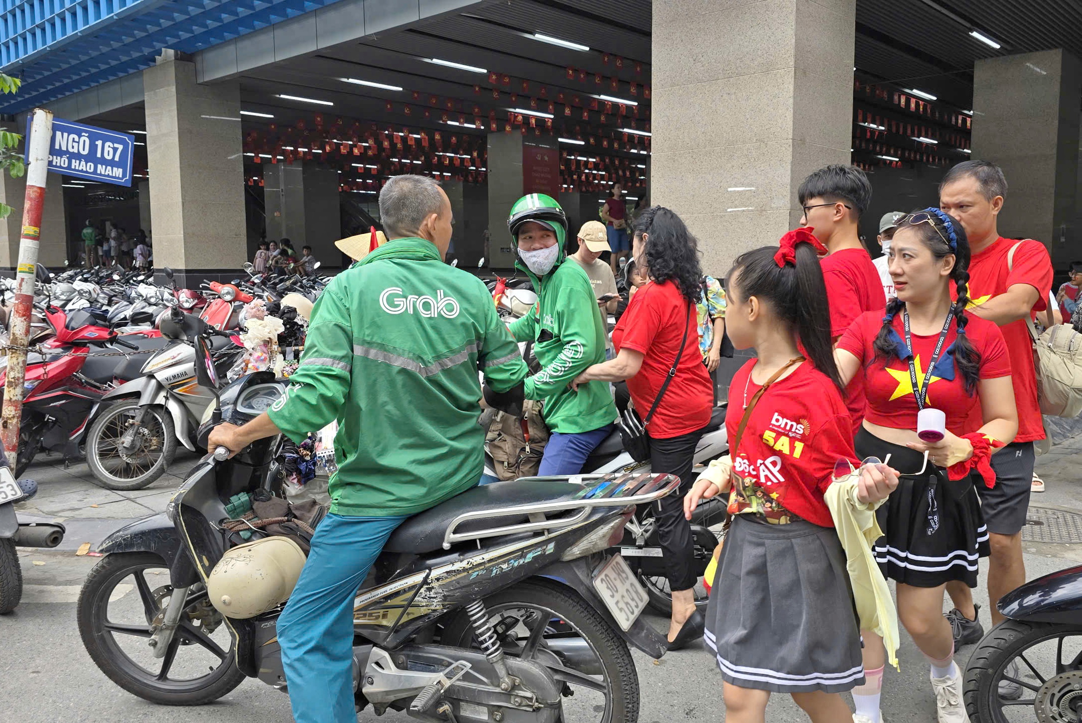Dậy sớm đi metro, xe buýt xem tổng hợp luyện A80 - ảnh 9