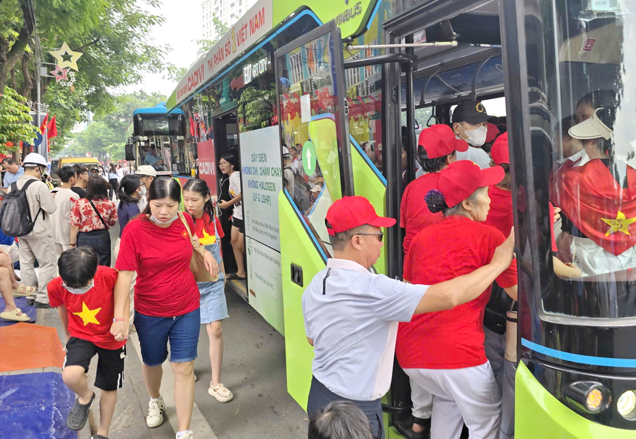 Dậy sớm đi metro, xe buýt xem tổng hợp luyện A80 - ảnh 4