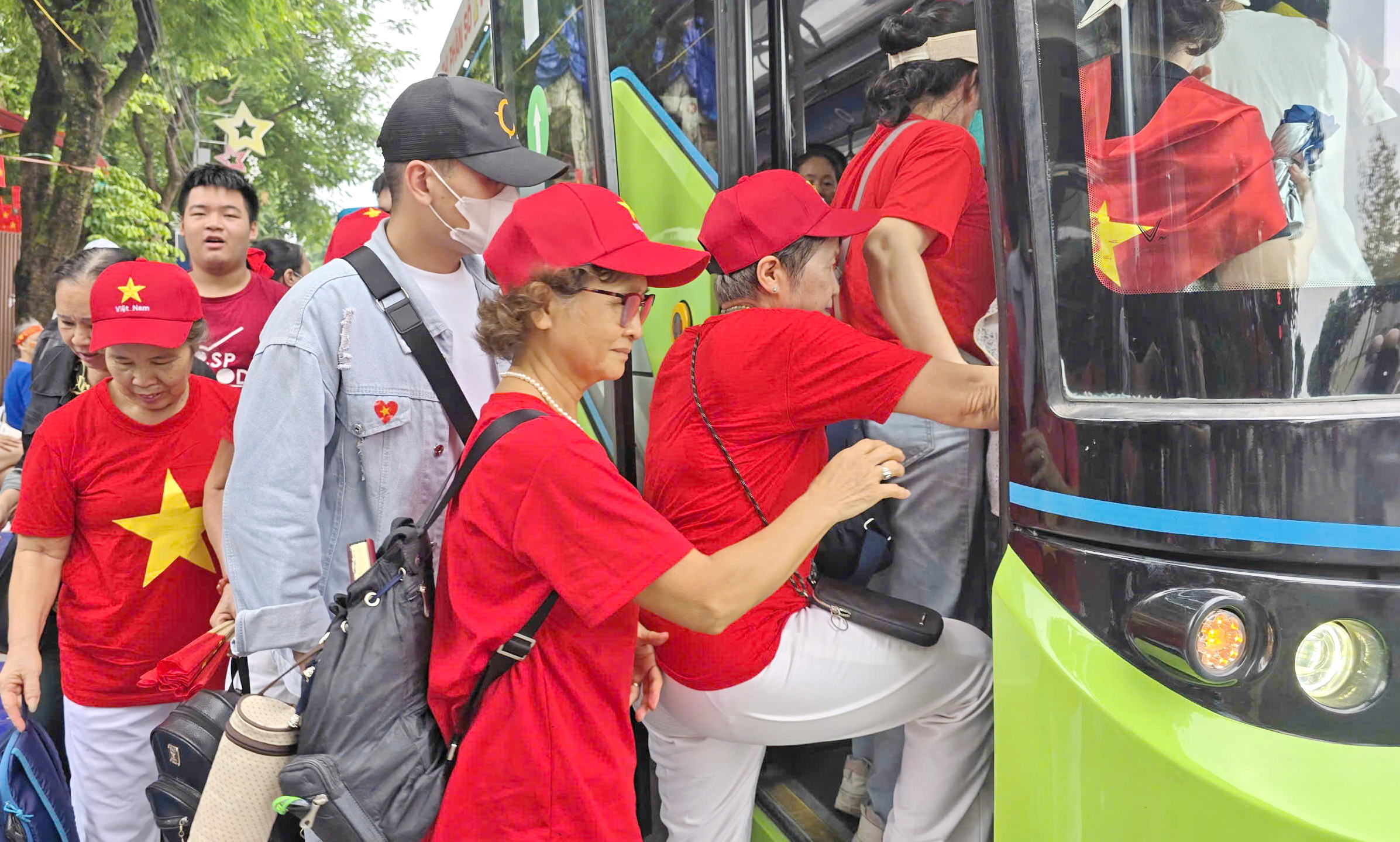 Dậy sớm đi metro, xe buýt xem tổng hợp luyện A80