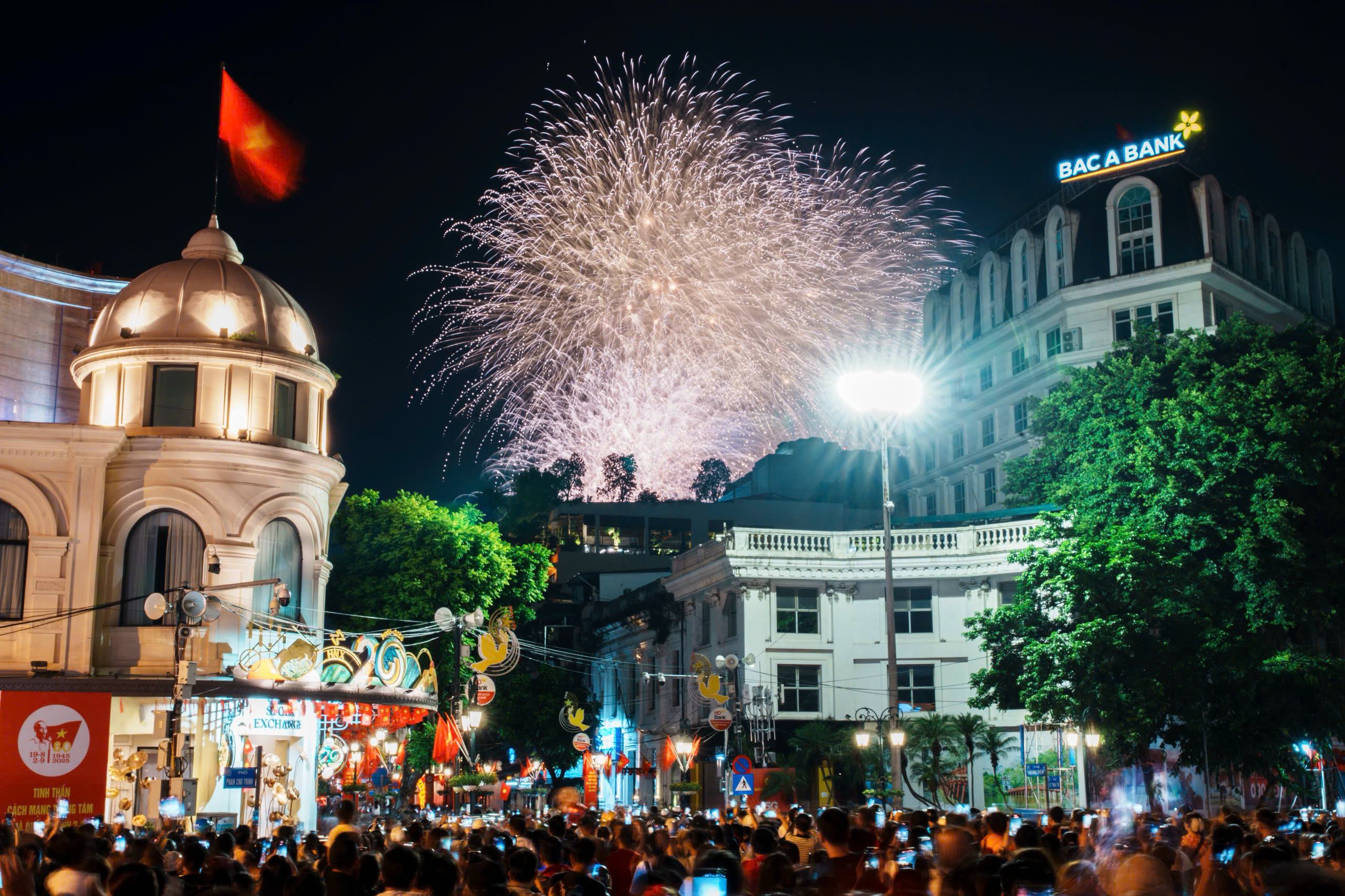 Pháo hoa rực rỡ trên bầu trời Hà Nội mừng Quốc khánh 2.9