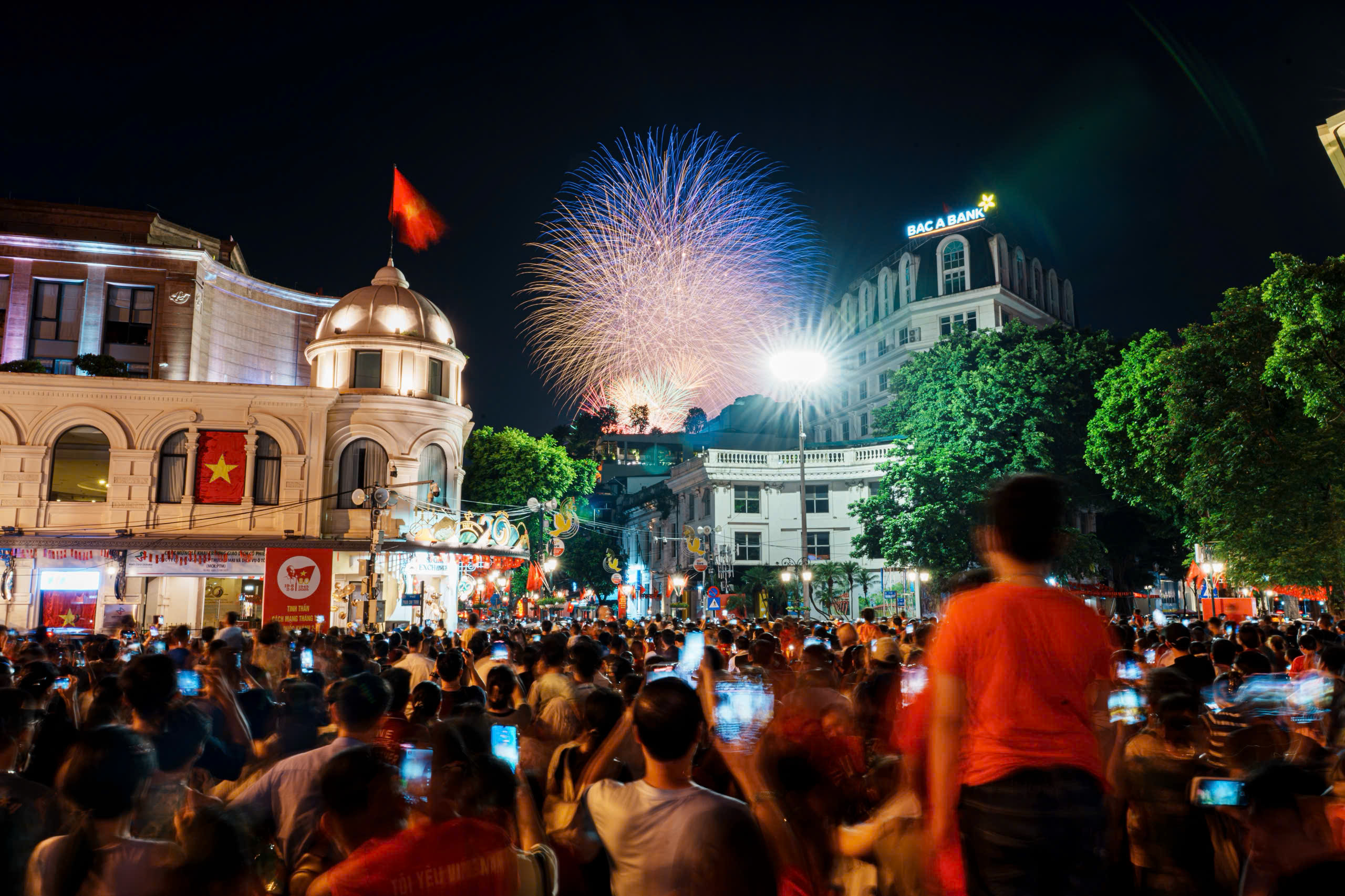 Pháo hoa rực rỡ trên bầu trời Hà Nội mừng Quốc khánh 2.9 - ảnh 4