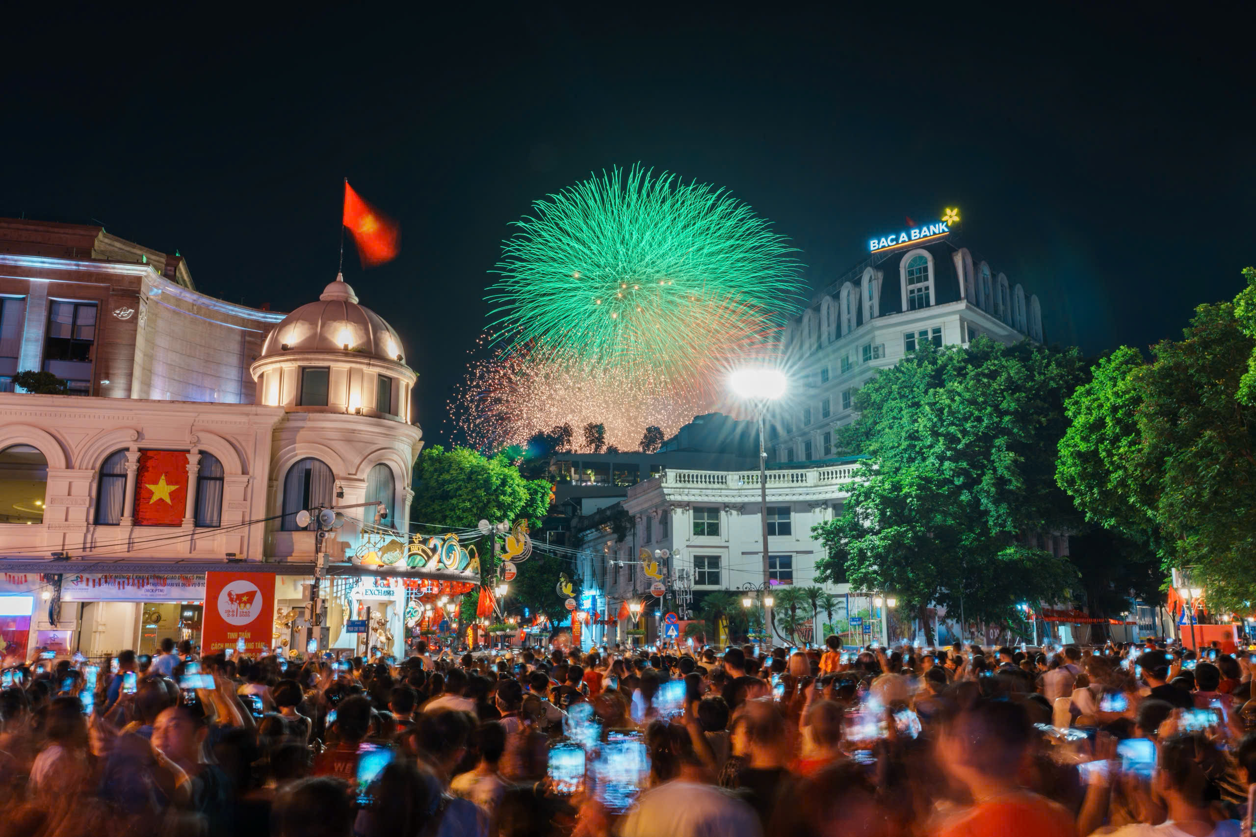 Pháo hoa rực rỡ trên bầu trời Hà Nội mừng Quốc khánh 2.9 - ảnh 5