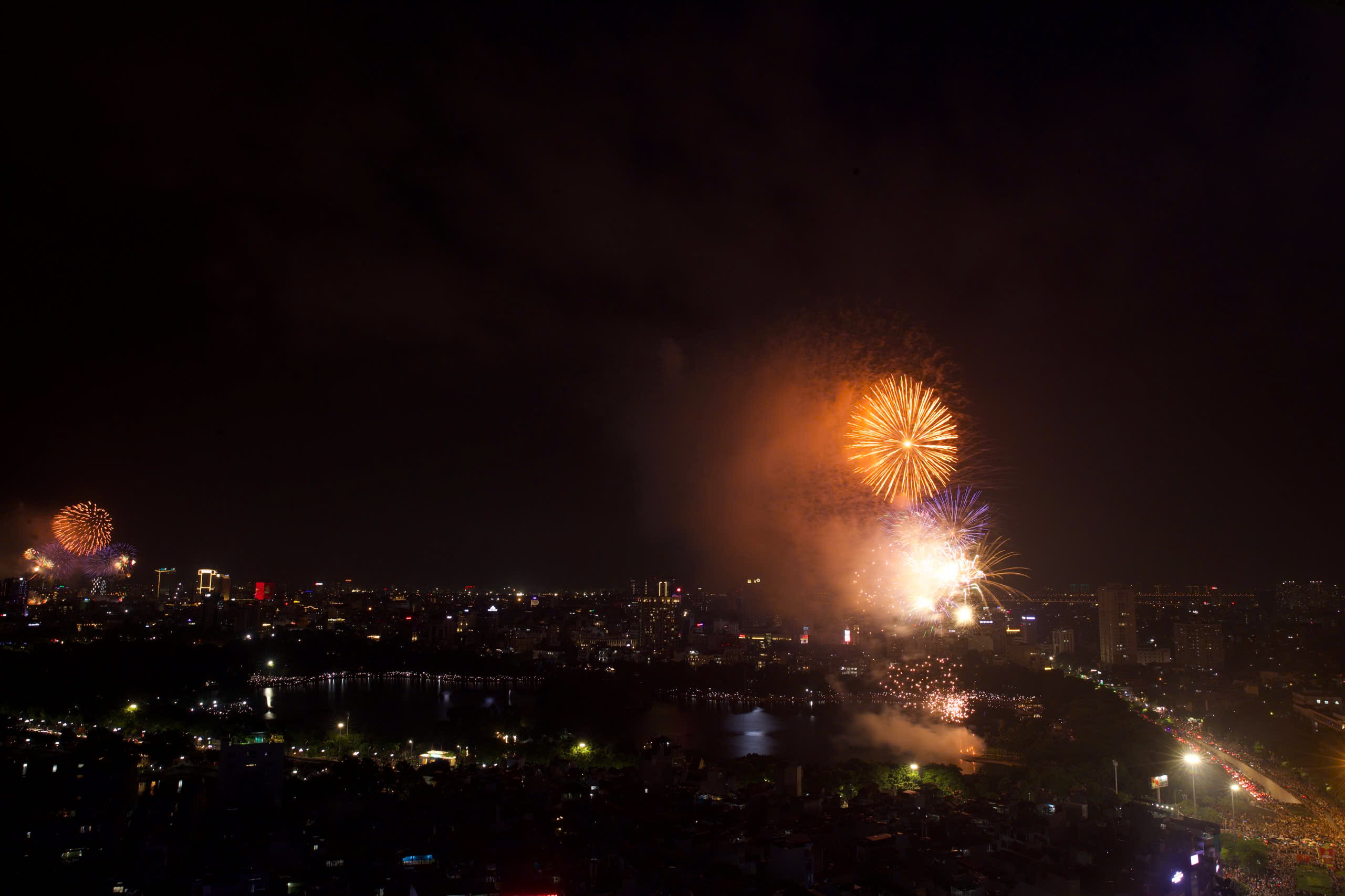 Pháo hoa rực rỡ trên bầu trời Hà Nội mừng Quốc khánh 2.9 - ảnh 6